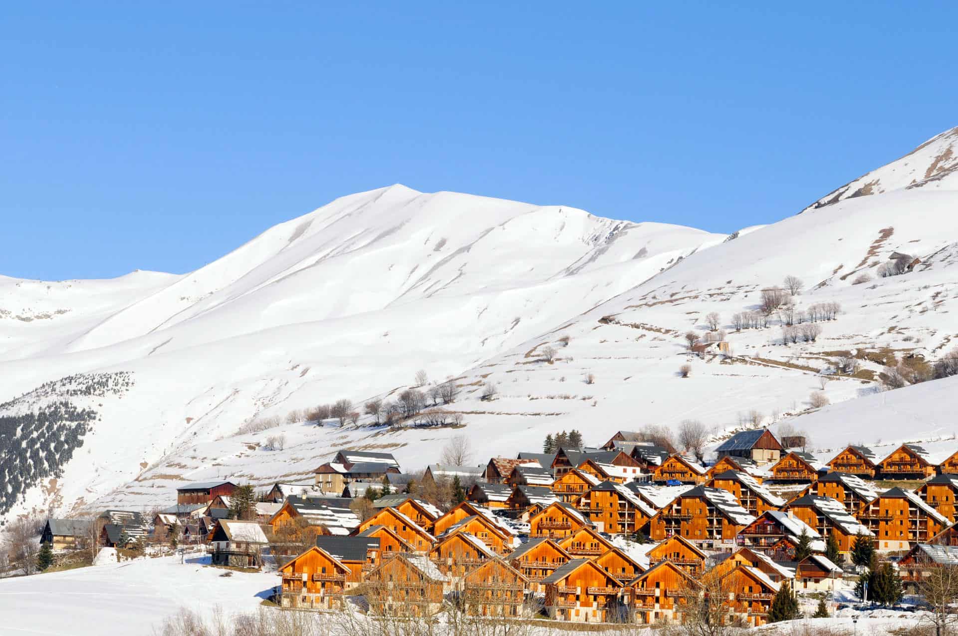 Vue sur les montagnes depuis la résidence de vacances Goélia Les Chalets des Marmottes à St Jean d'Arves Vue sur les montagnes depuis la résidence de vacances Goélia Les Chalets des Marmottes à St Jean d'Arves