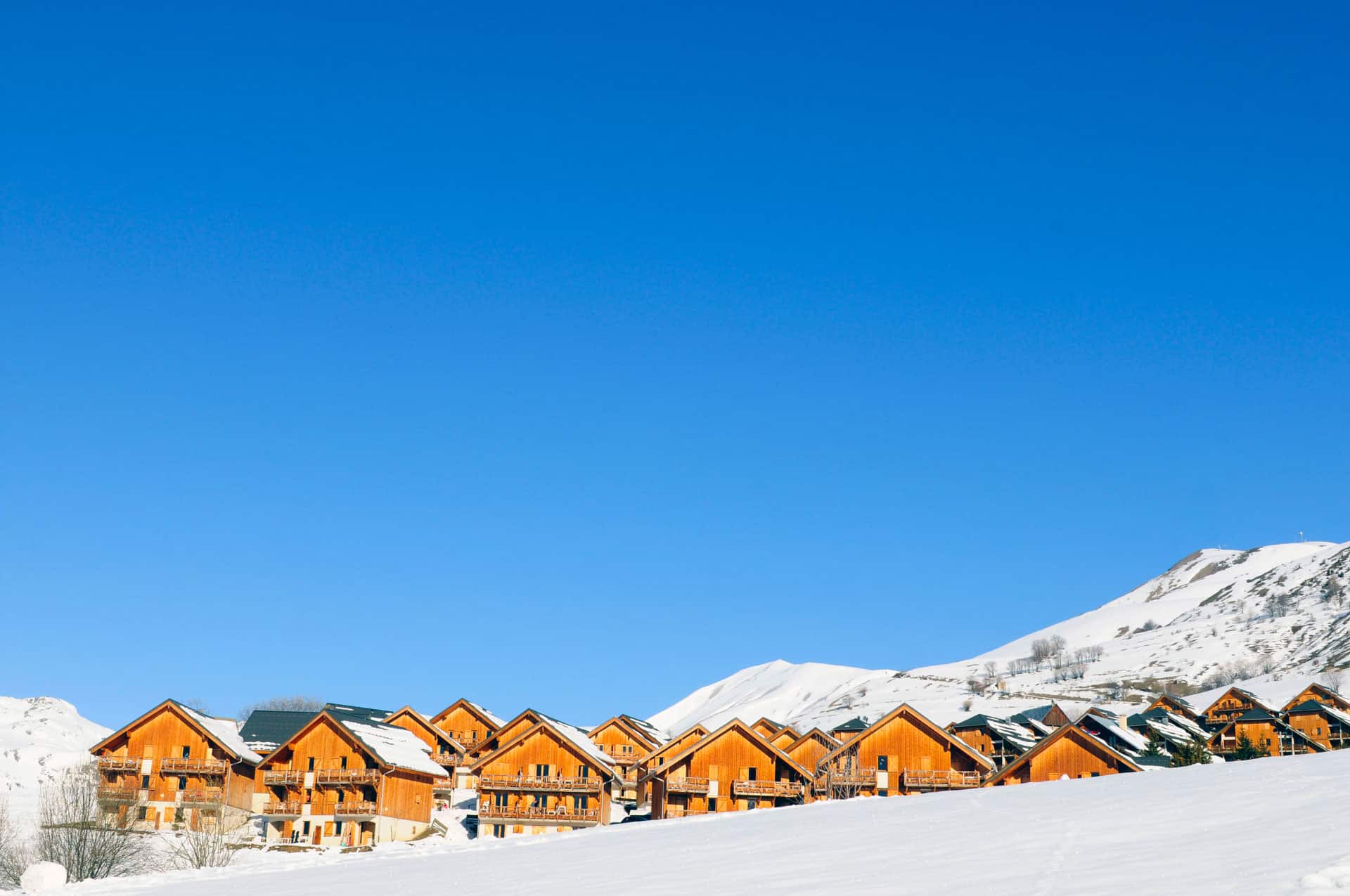 Vue sur les montagnes depuis la résidence de vacances Goélia Les Chalets des Marmottes à St Jean d'Arves Vue sur les montagnes depuis la résidence de vacances Goélia Les Chalets des Marmottes à St Jean d'Arves