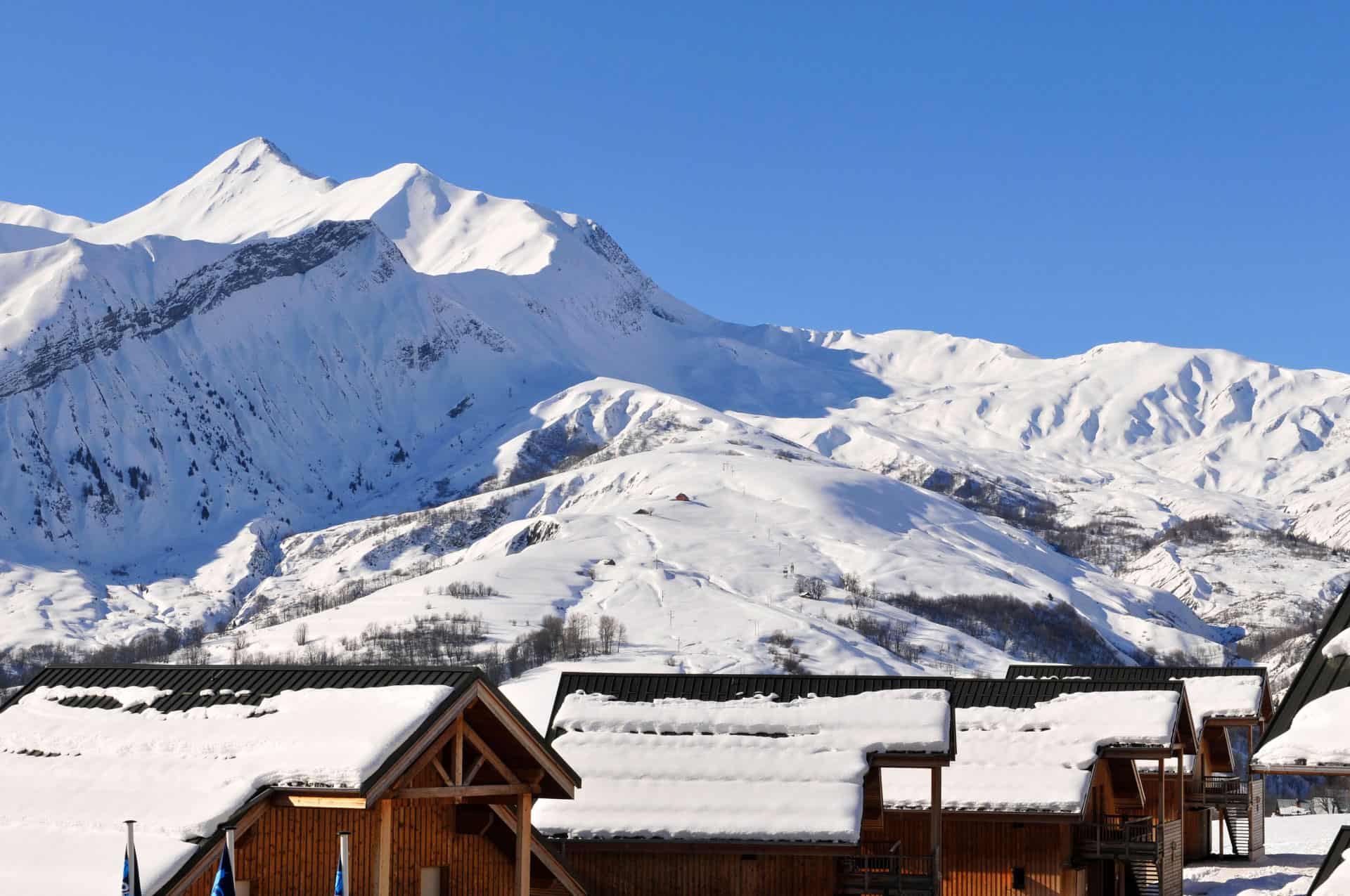 Vue sur les montagnes depuis la résidence de vacances Goélia Les Chalets des Marmottes à St Jean d'Arves Vue sur les montagnes depuis la résidence de vacances Goélia Les Chalets des Marmottes à St Jean d'Arves