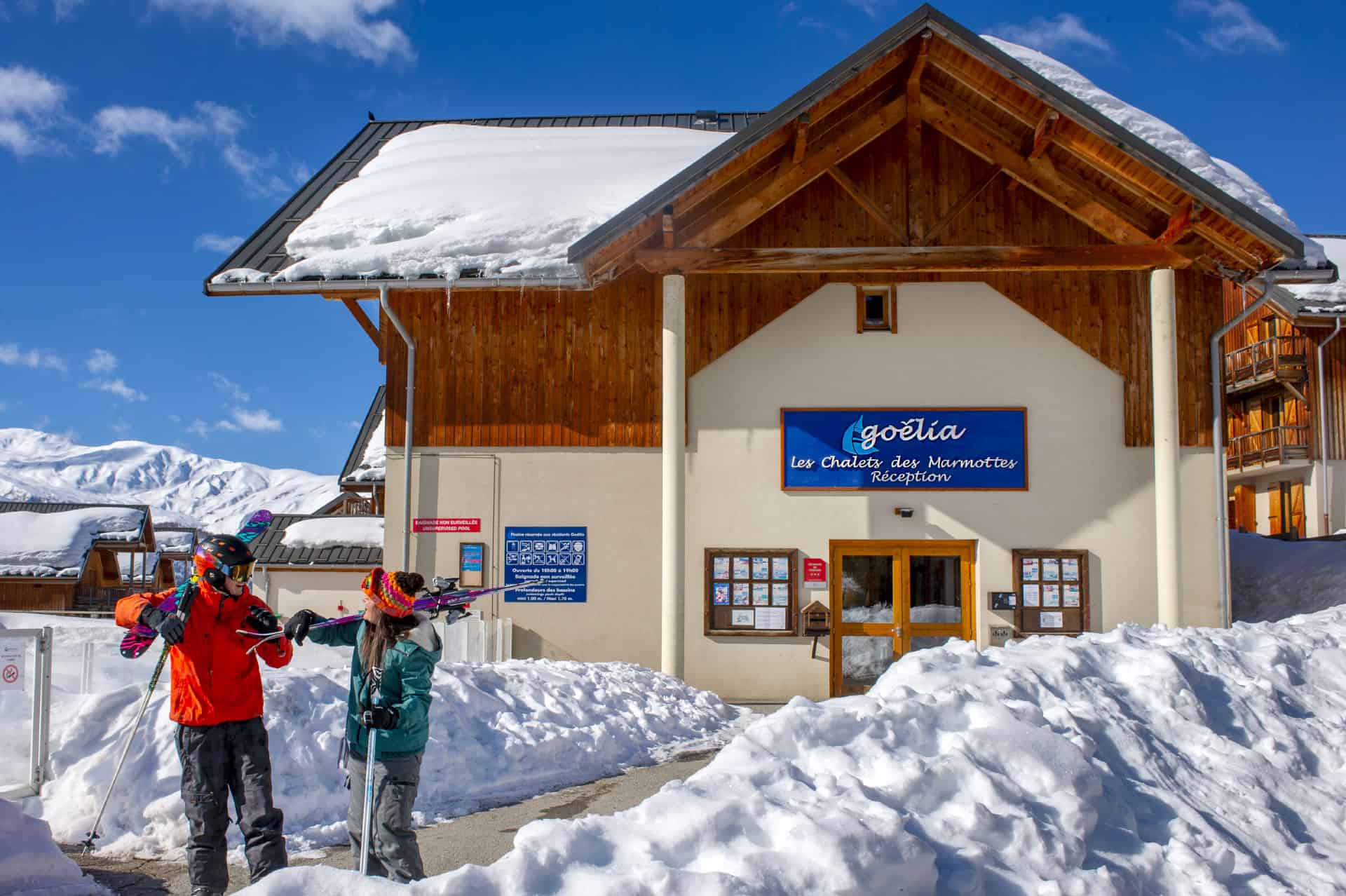 Entrée de la résidence de vacances Goélia Les Chalets des Marmottes à St Jean d'Arves Entrée de la résidence de vacances Goélia Les Chalets des Marmottes à St Jean d'Arves
