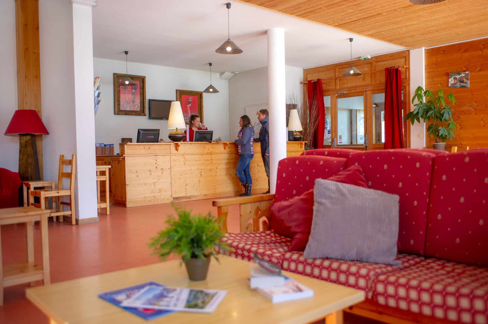 Réception de la résidence de vacances Goélia Les Chalets des Marmottes à St Jean d'Arves Réception de la résidence de vacances Goélia Les Chalets des Marmottes à St Jean d'Arves