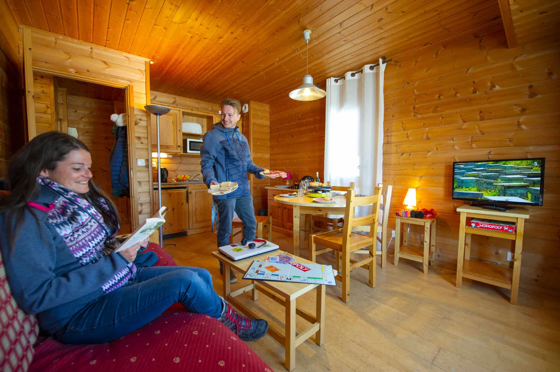 Exemple de salon avec kitchenette dans la résidence de vacances Goélia Les Chalets des Marmottes à St Jean d'Arves Exemple de salon avec kitchenette dans la résidence de vacances Goélia Les Chalets des Marmottes à St Jean d'Arves