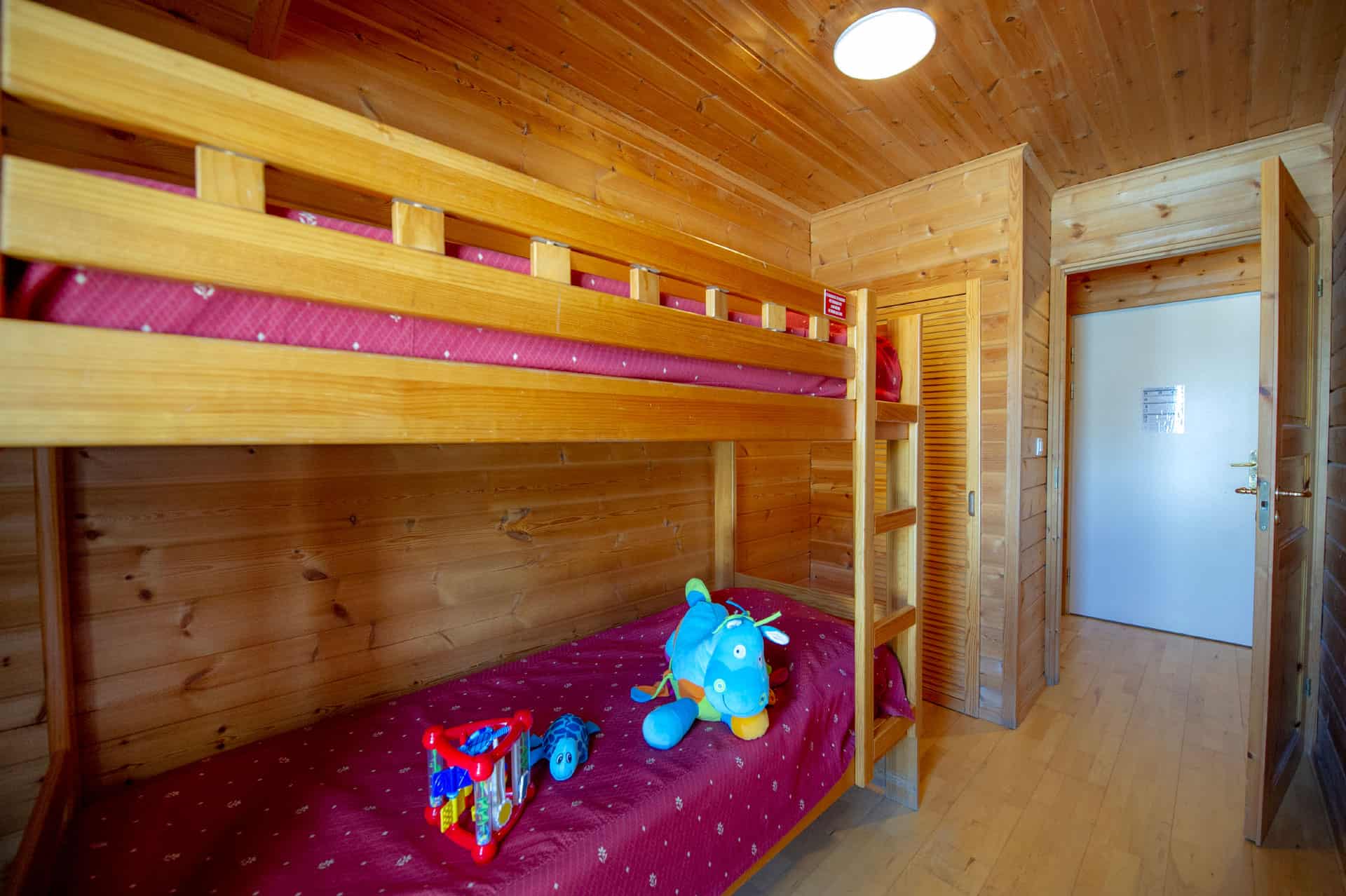 Exemple de chambre avec lits superposés dans la résidence de vacances Goélia Les Chalets des Marmottes à St Jean d'Arves Exemple de chambre avec lits superposés dans la résidence de vacances Goélia Les Chalets des Marmottes à St Jean d'Arves