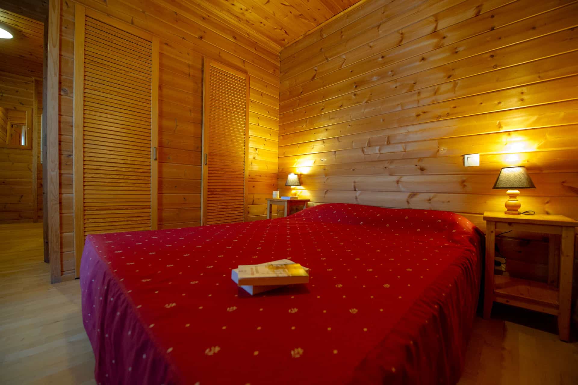Exemple de chambre avec lit double dans la résidence de vacances Goélia Les Chalets des Marmottes à St Jean d'Arves Exemple de chambre avec lit double dans la résidence de vacances Goélia Les Chalets des Marmottes à St Jean d'Arves