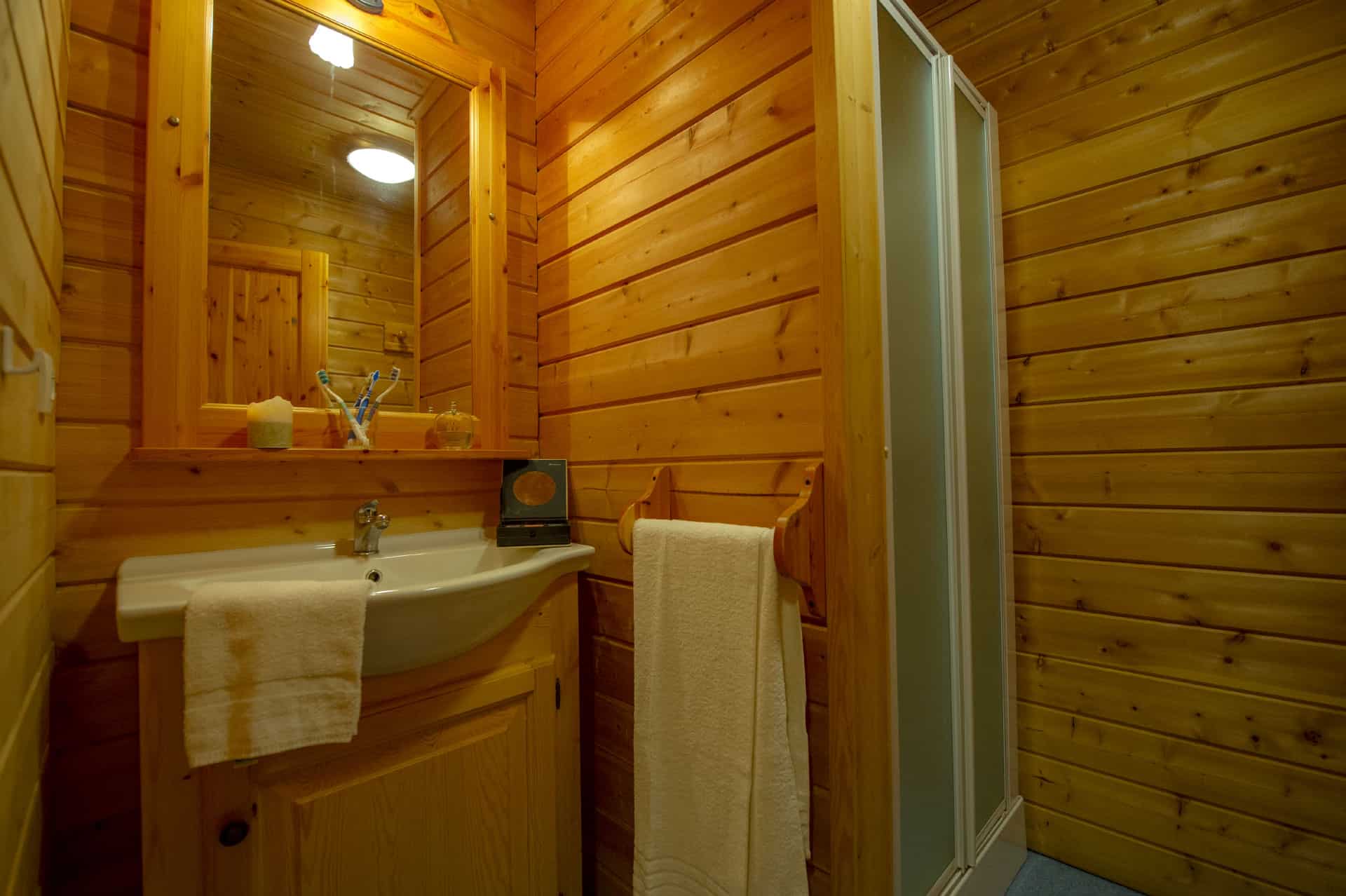 Exemple de salle de bain dans la résidence de vacances Goélia Les Chalets des Marmottes à St Jean d'Arves Exemple de salle de bain dans la résidence de vacances Goélia Les Chalets des Marmottes à St Jean d'Arves