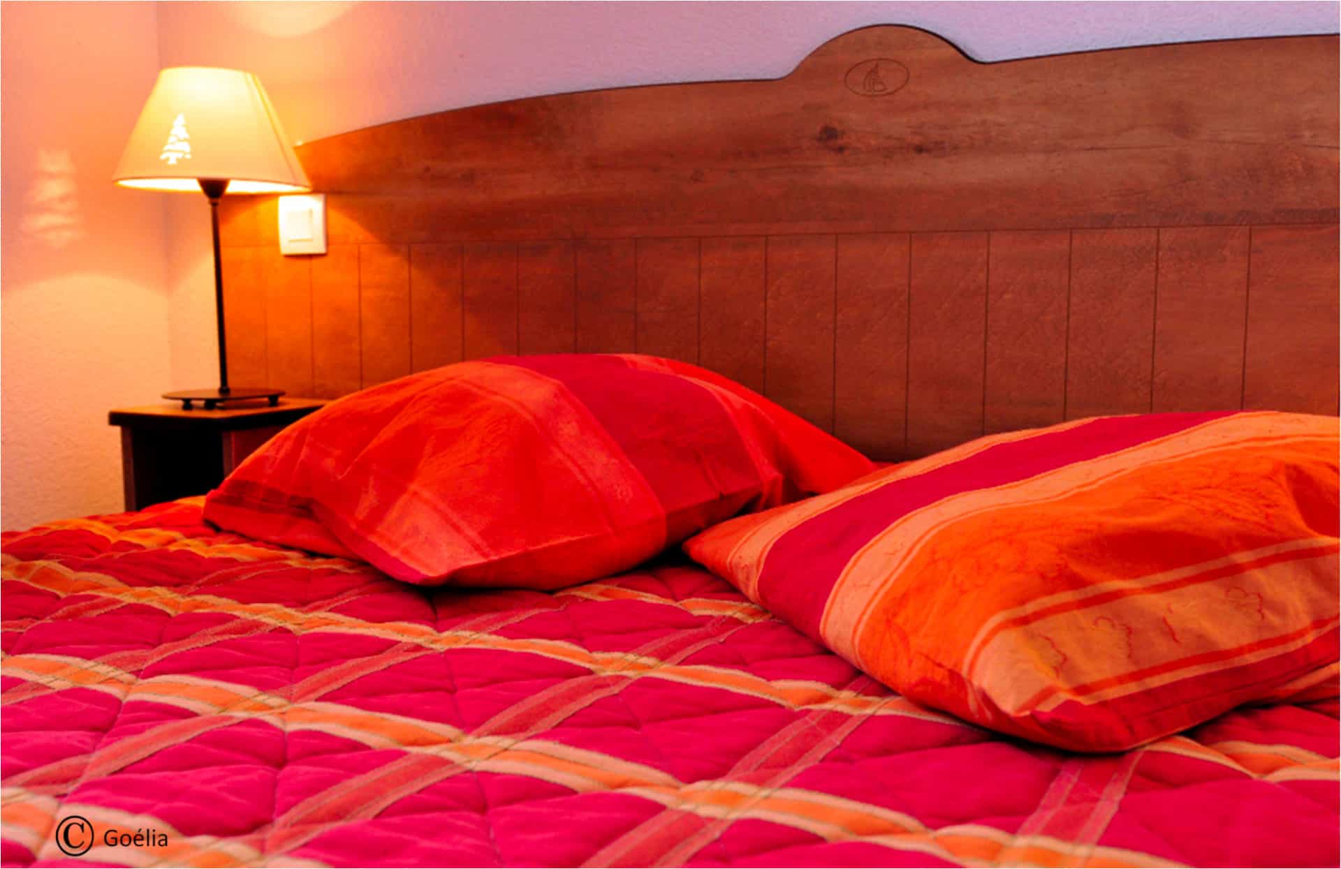 Exemple de chambre avec lit double dans la résidence de vacances Goélia Les Chalets de La Toussuire à La Toussuire Exemple de chambre avec lit double dans la résidence de vacances Goélia Les Chalets de La Toussuire à La Toussuire