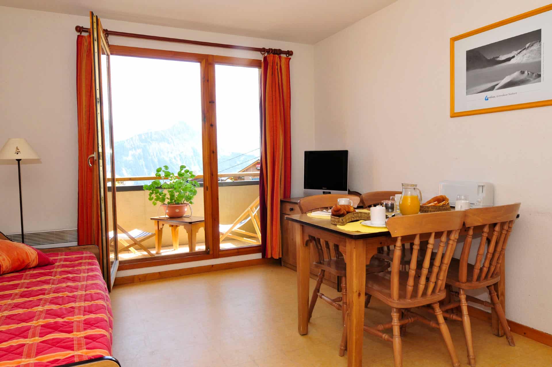 Exemple de salon dans la résidence de vacances Goélia Les Chalets de La Toussuire à La Toussuire dans les Alpes Exemple de salon dans la résidence de vacances Goélia Les Chalets de La Toussuire à La Toussuire dans les Alpes
