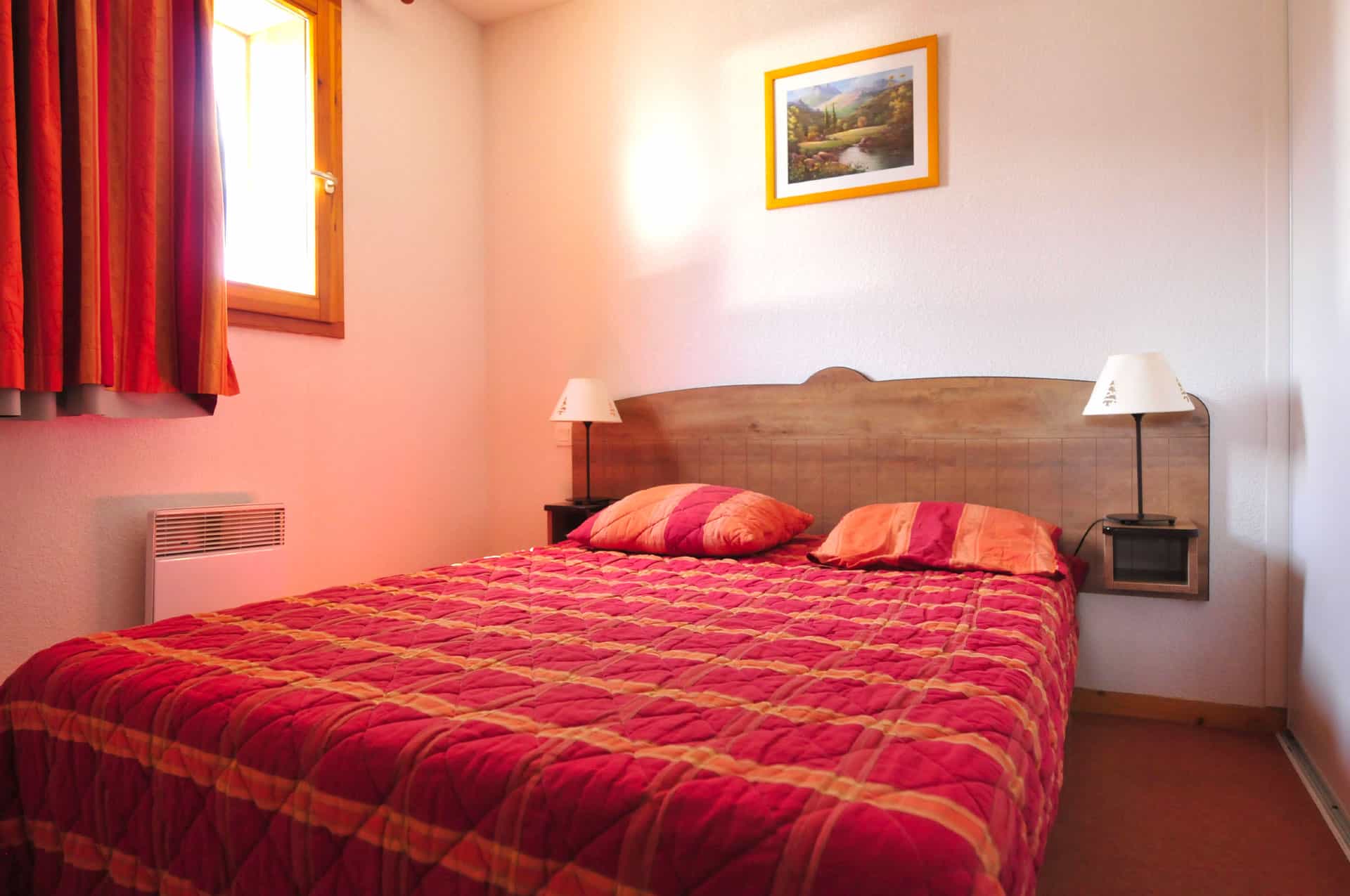 Exemple de chambre avec lit double dans la résidence de vacances Goélia Les Chalets de La Toussuire à La Toussuire Exemple de chambre avec lit double dans la résidence de vacances Goélia Les Chalets de La Toussuire à La Toussuire
