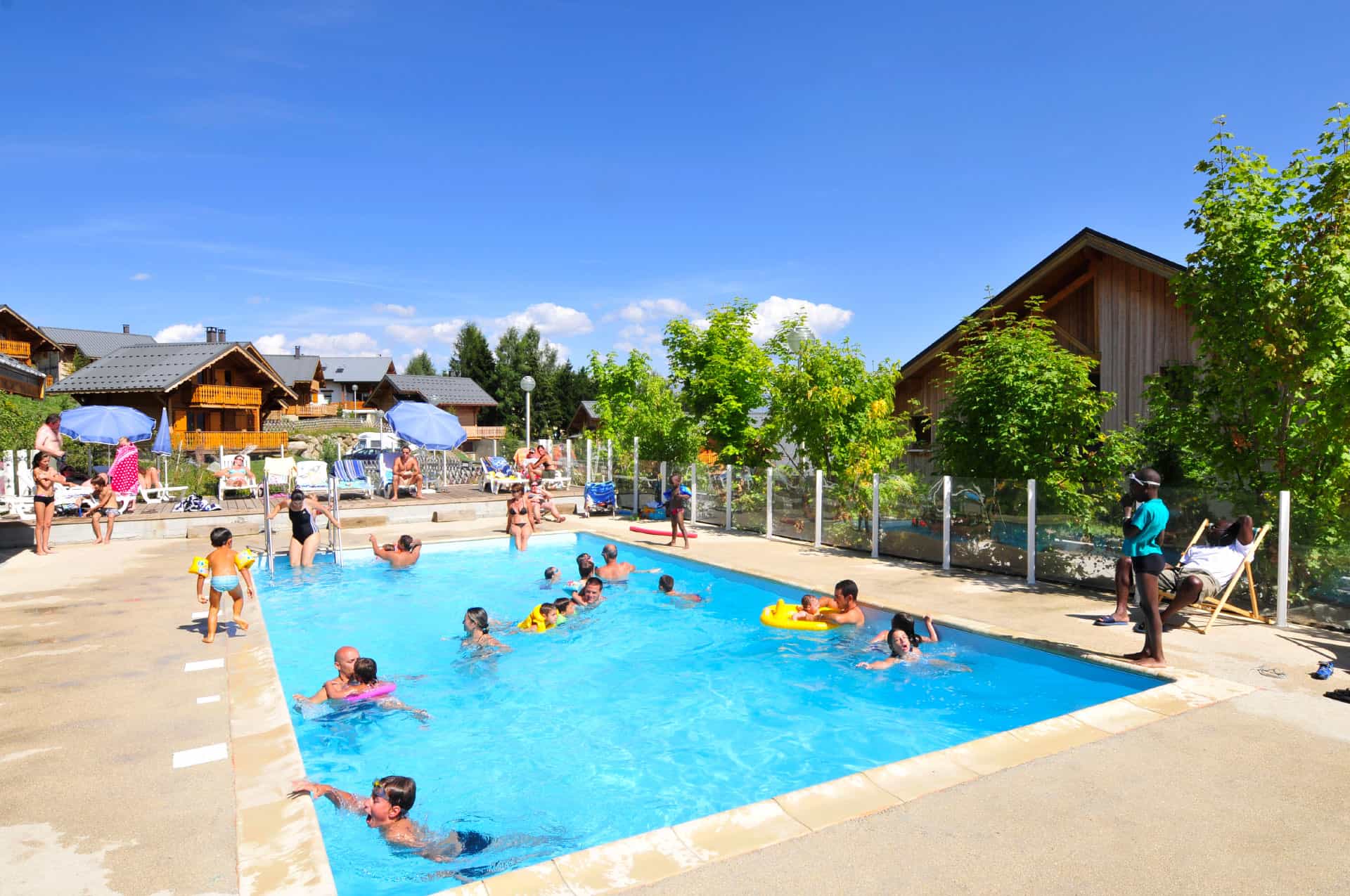 Piscine extérieure chauffée de la résidence de vacances Goélia Les Chalets de La Toussuire à La Toussuire Piscine extérieure chauffée de la résidence de vacances Goélia Les Chalets de La Toussuire à La Toussuire