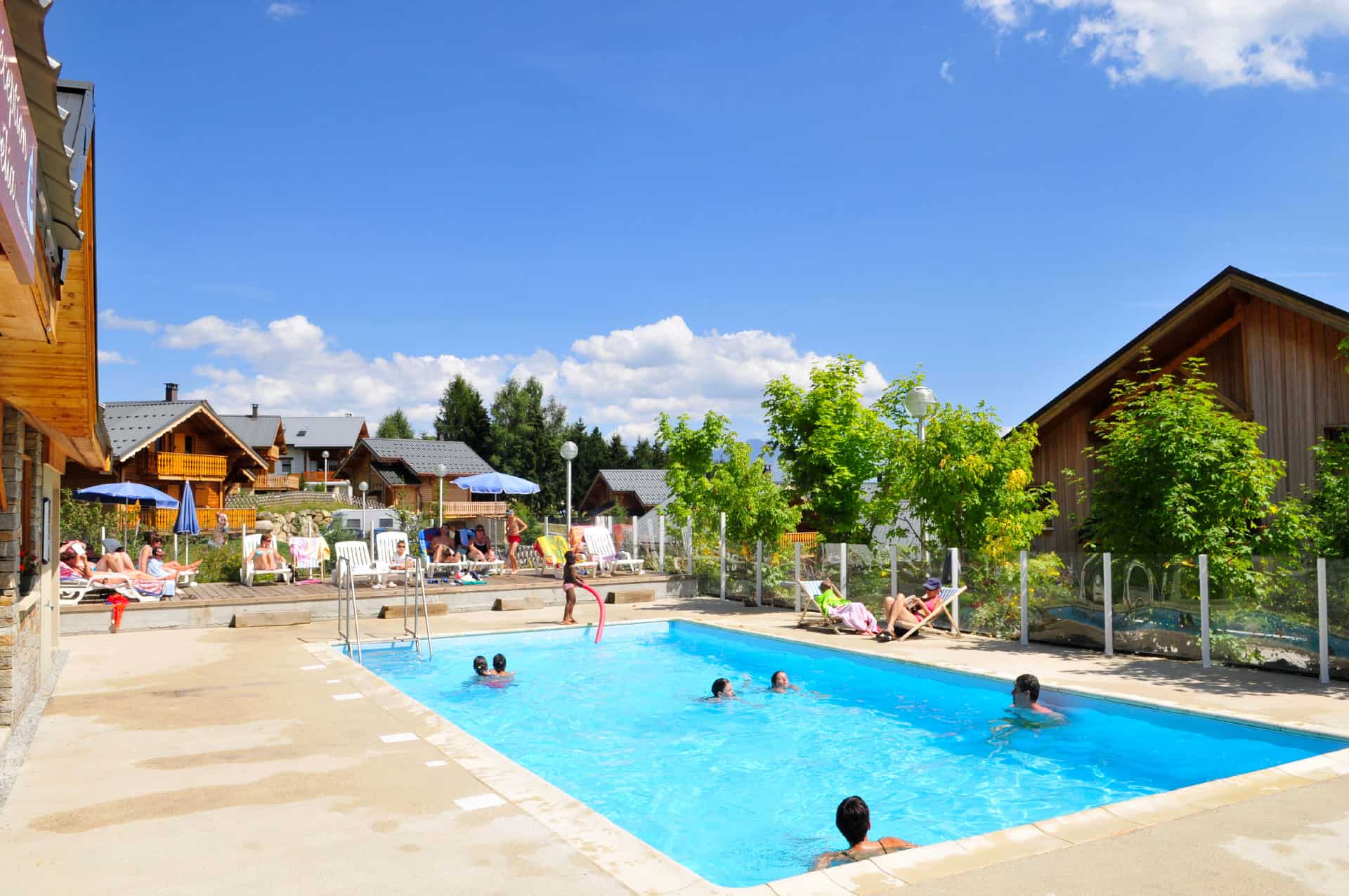 Piscine extérieure chauffée de la résidence de vacances Goélia Les Chalets de La Toussuire à La Toussuire Piscine extérieure chauffée de la résidence de vacances Goélia Les Chalets de La Toussuire à La Toussuire