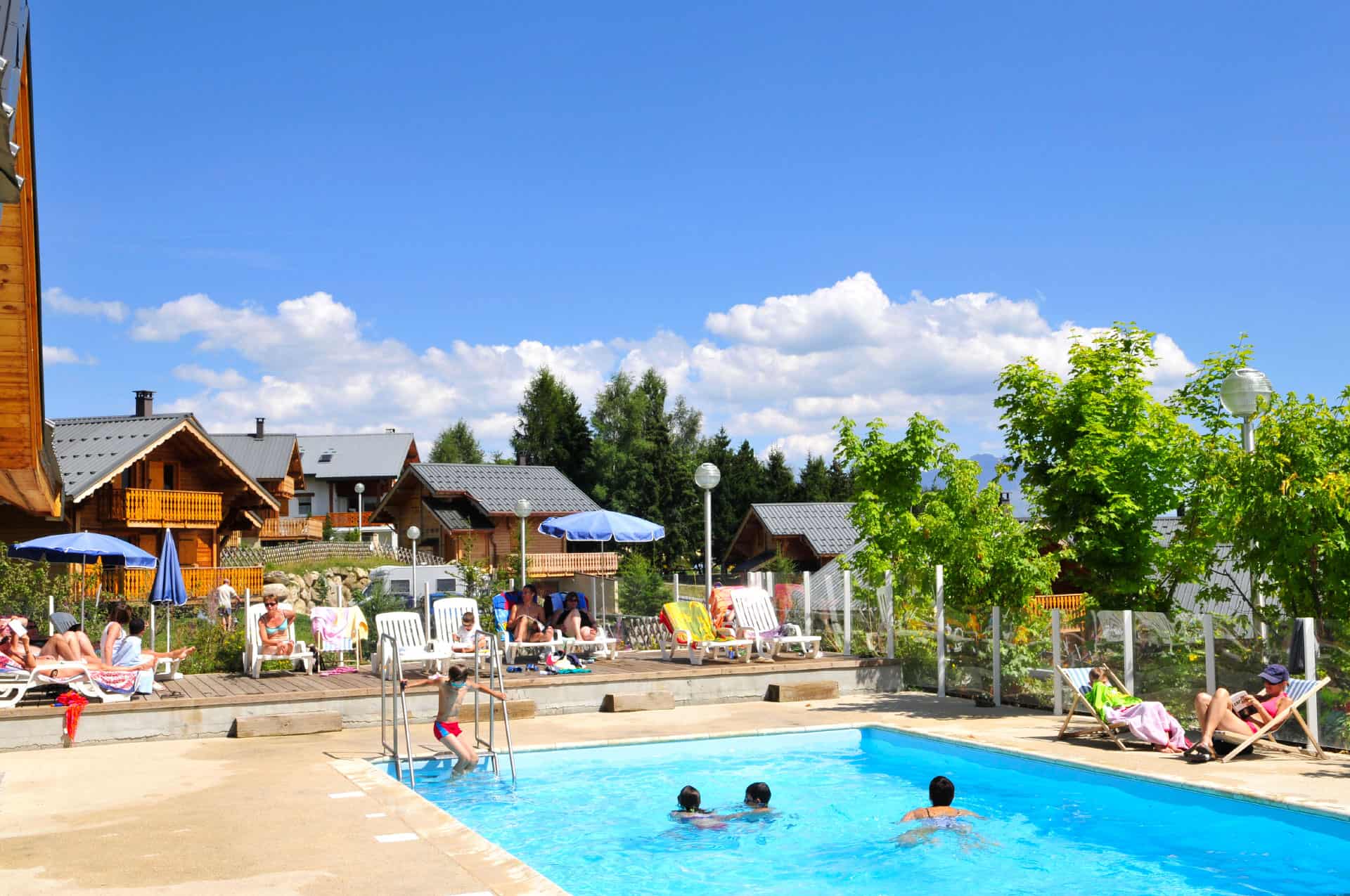 Piscine extérieure chauffée de la résidence de vacances Goélia Les Chalets de La Toussuire à La Toussuire Piscine extérieure chauffée de la résidence de vacances Goélia Les Chalets de La Toussuire à La Toussuire