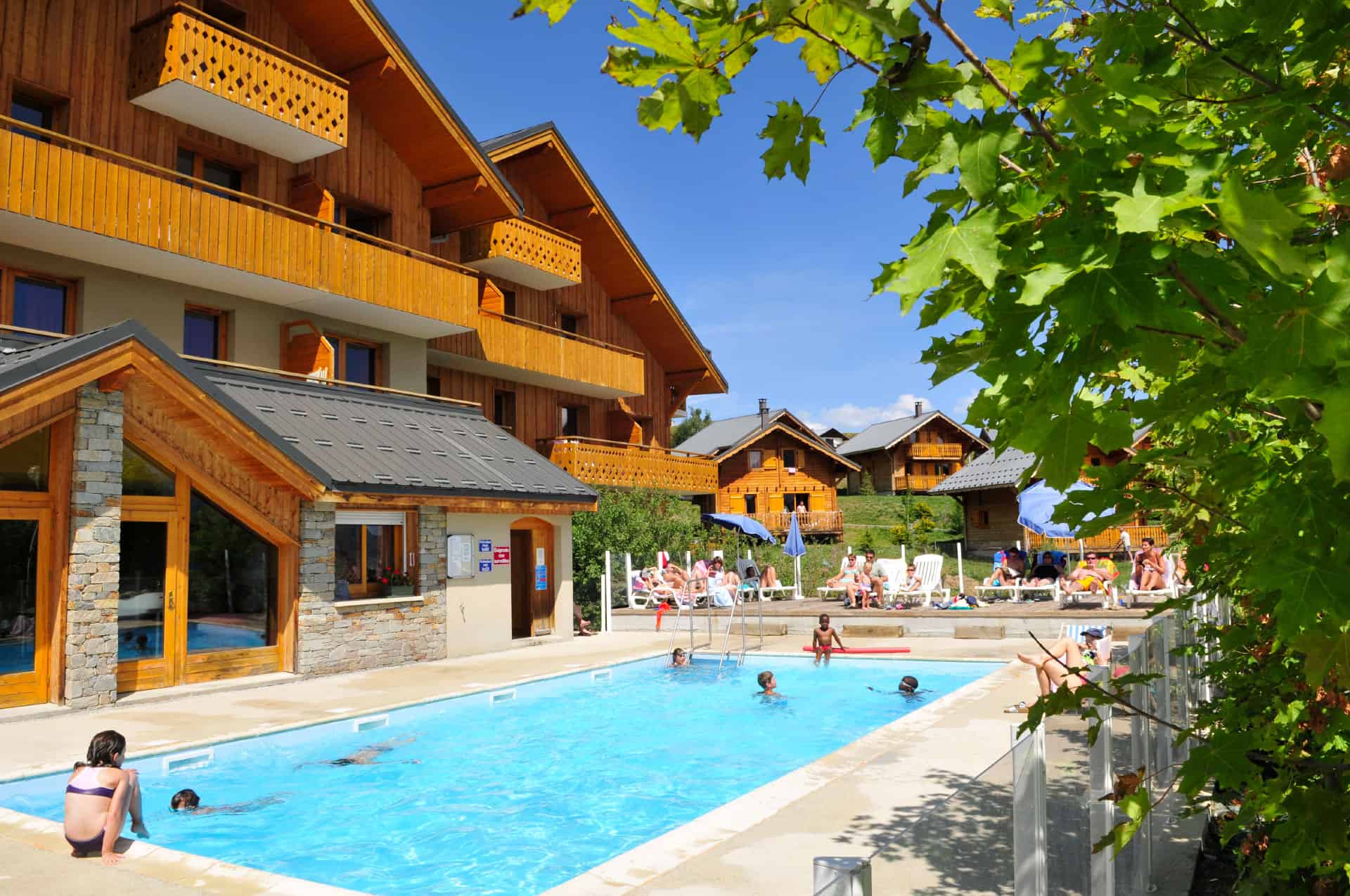 Piscine extérieure chauffée de la résidence de vacances Goélia Les Chalets de La Toussuire à La Toussuire