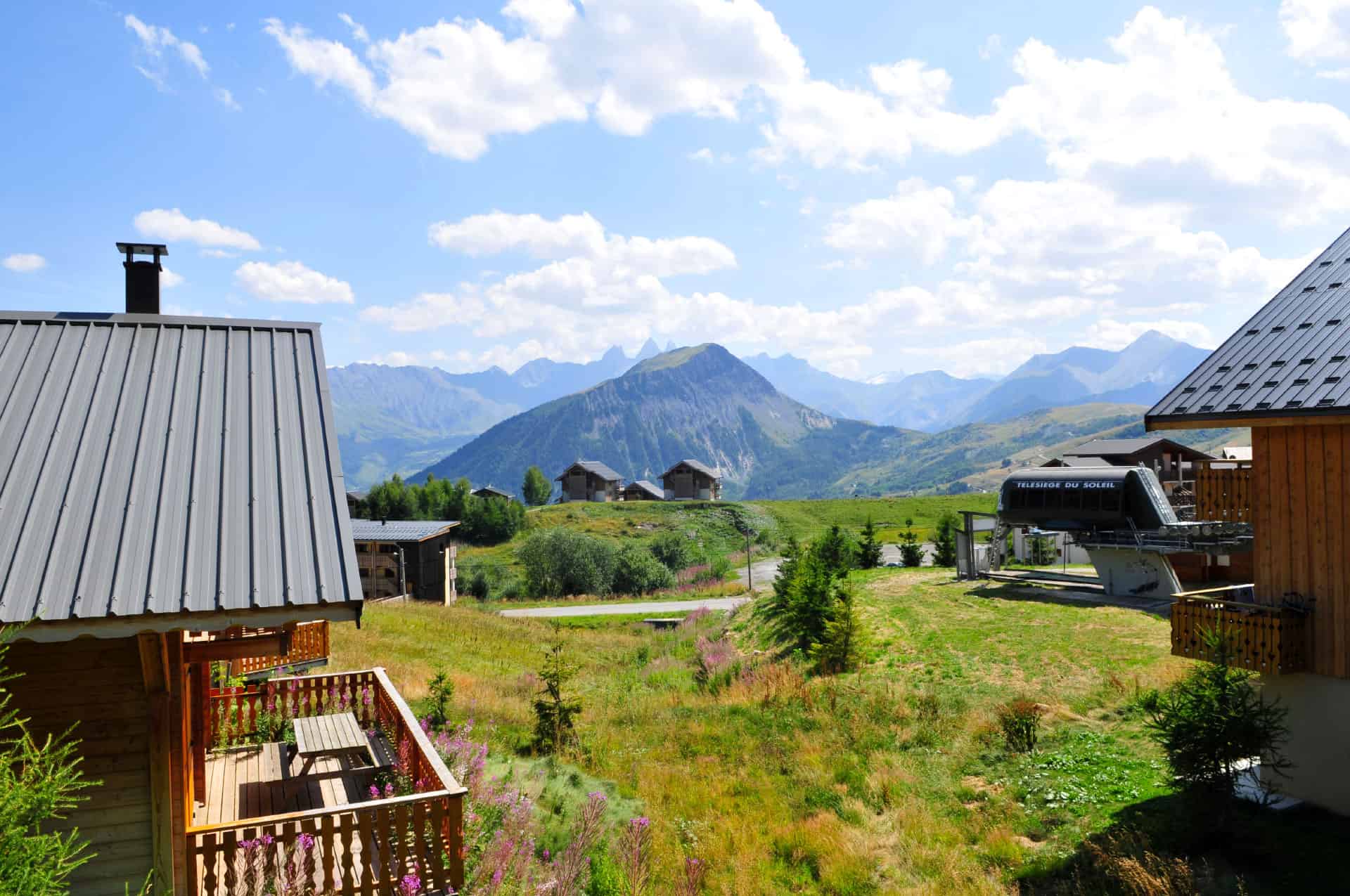 Vue depuis la résidence de vacances Goélia Les Chalets de La Toussuire à La Toussuire dans les Alpes Vue depuis la résidence de vacances Goélia Les Chalets de La Toussuire à La Toussuire dans les Alpes