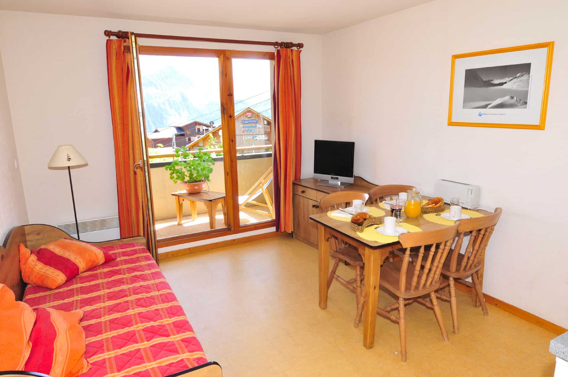 Exemple de salon dans la résidence de vacances Goélia Les Chalets de La Toussuire à La Toussuire dans les Alpes Exemple de salon dans la résidence de vacances Goélia Les Chalets de La Toussuire à La Toussuire dans les Alpes