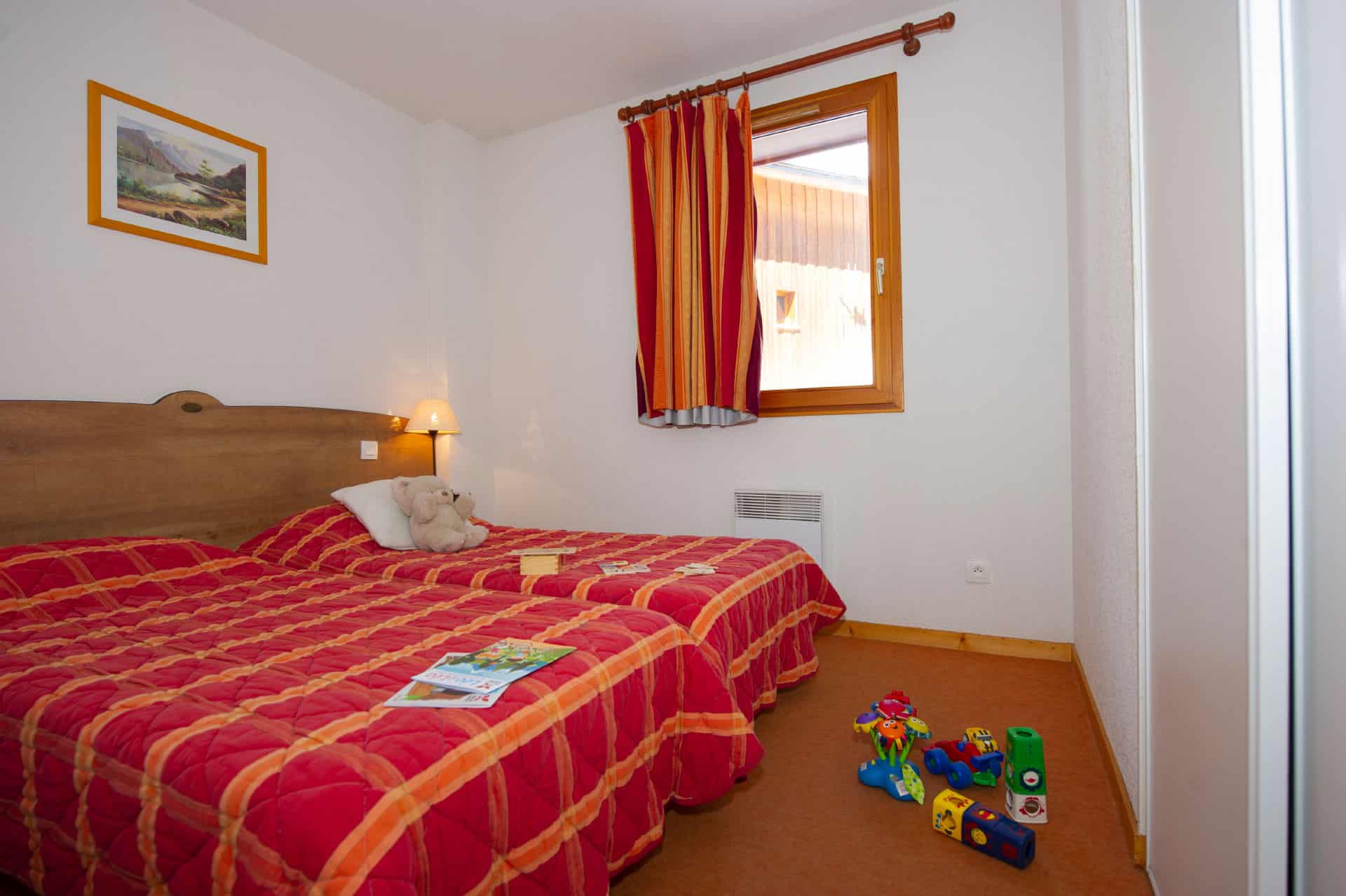 Exemple d'une chambre avec lits simples dans la résidence de vacances Goélia Les Chalets de La Toussuire à La Toussuire Exemple d'une chambre avec lits simples dans la résidence de vacances Goélia Les Chalets de La Toussuire à La Toussuire