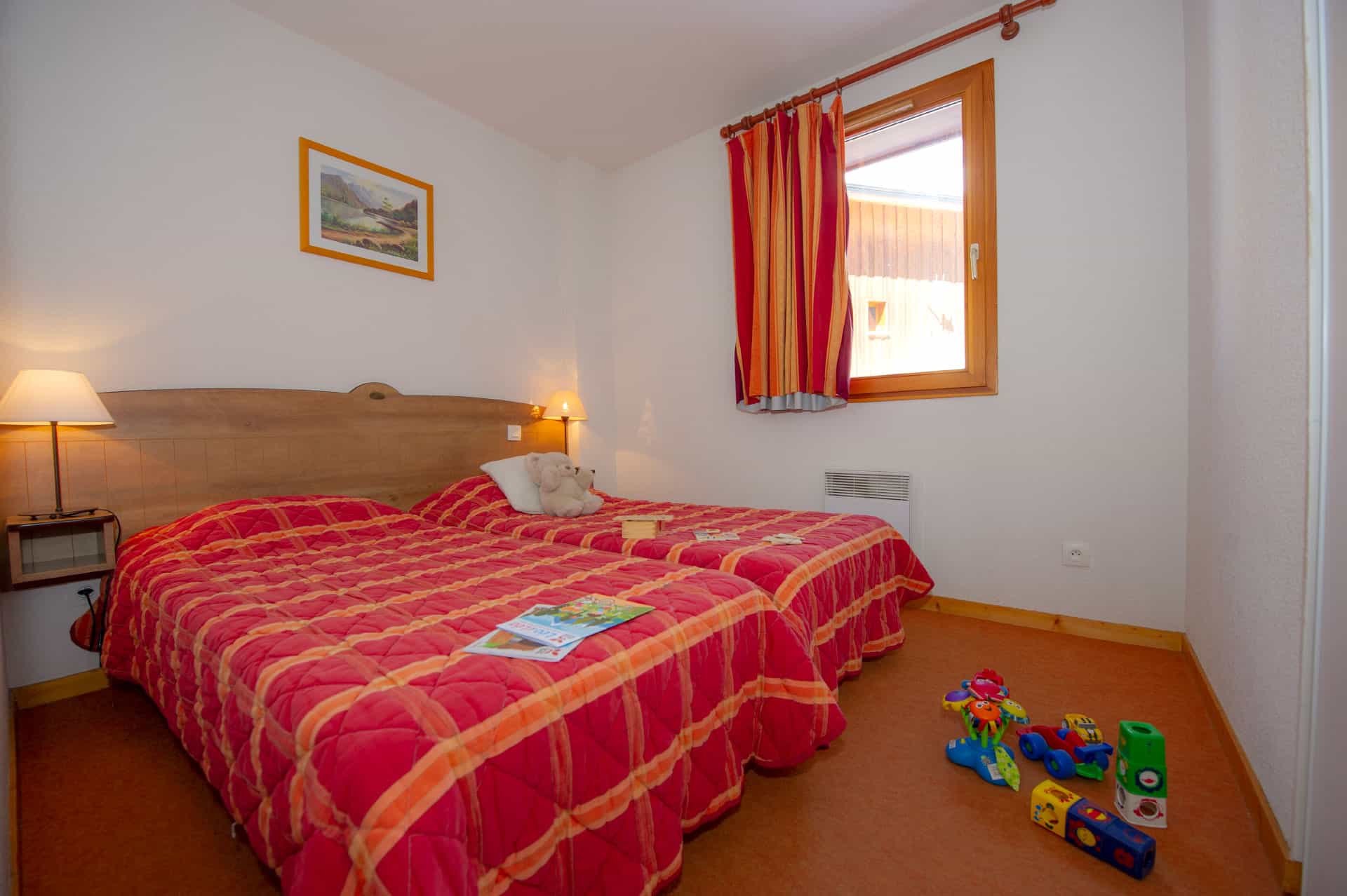 Exemple d'une chambre avec lits simples dans la résidence de vacances Goélia Les Chalets de La Toussuire à La Toussuire Exemple d'une chambre avec lits simples dans la résidence de vacances Goélia Les Chalets de La Toussuire à La Toussuire