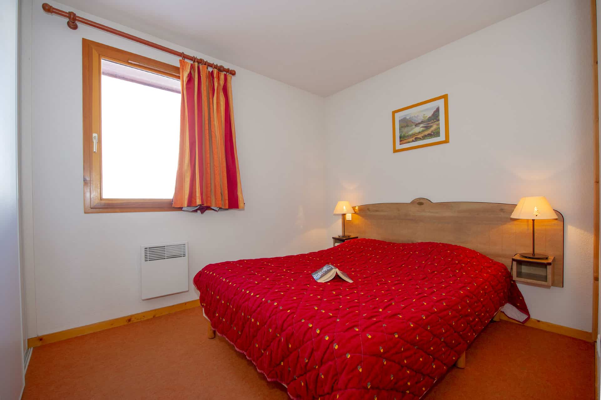Exemple d'une chambre avec lit double dans la résidence de vacances Goélia Les Chalets de La Toussuire à La Toussuire Exemple d'une chambre avec lit double dans la résidence de vacances Goélia Les Chalets de La Toussuire à La Toussuire
