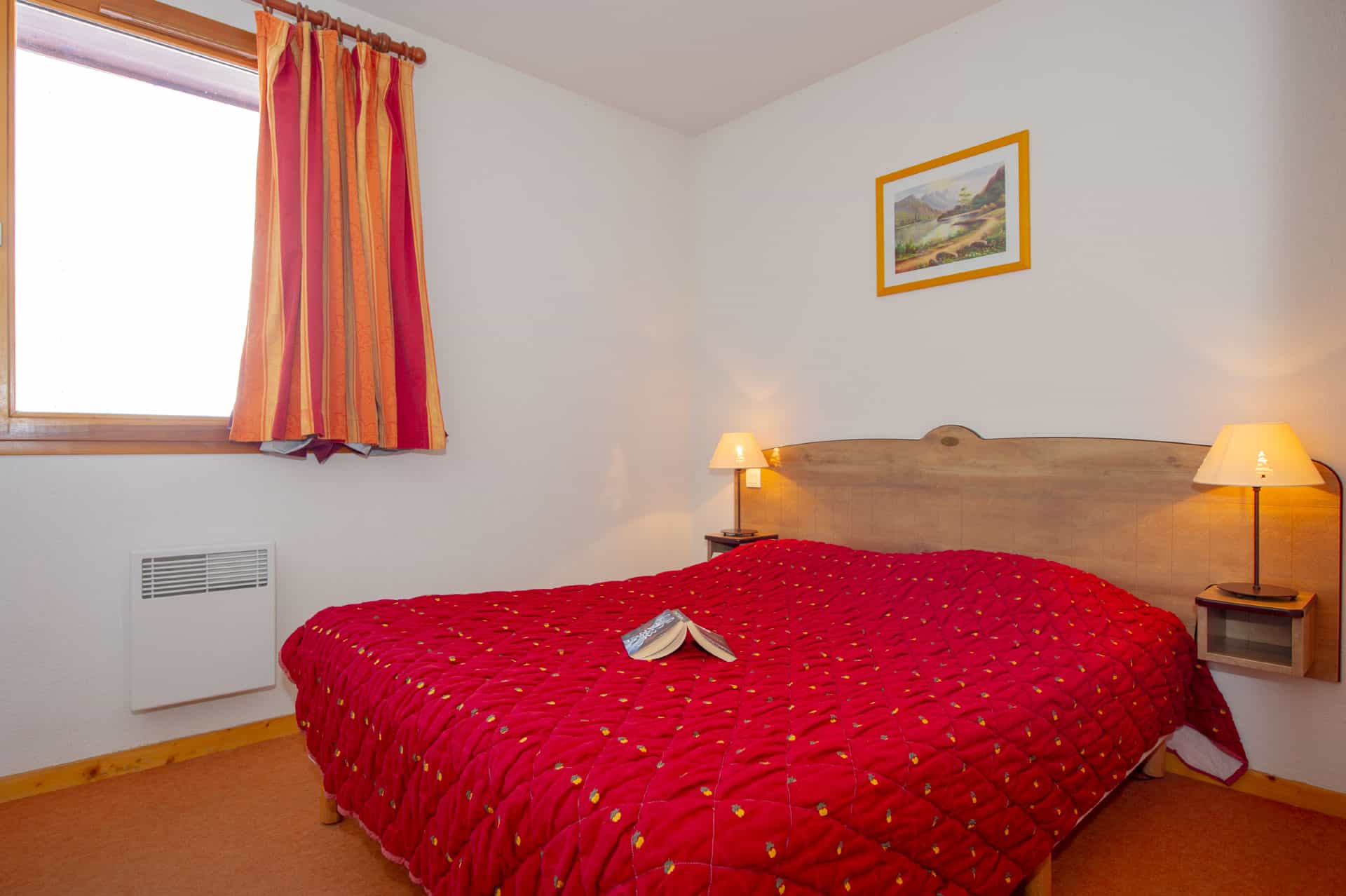 Exemple d'une chambre avec lit double dans la résidence de vacances Goélia Les Chalets de La Toussuire à La Toussuire Exemple d'une chambre avec lit double dans la résidence de vacances Goélia Les Chalets de La Toussuire à La Toussuire