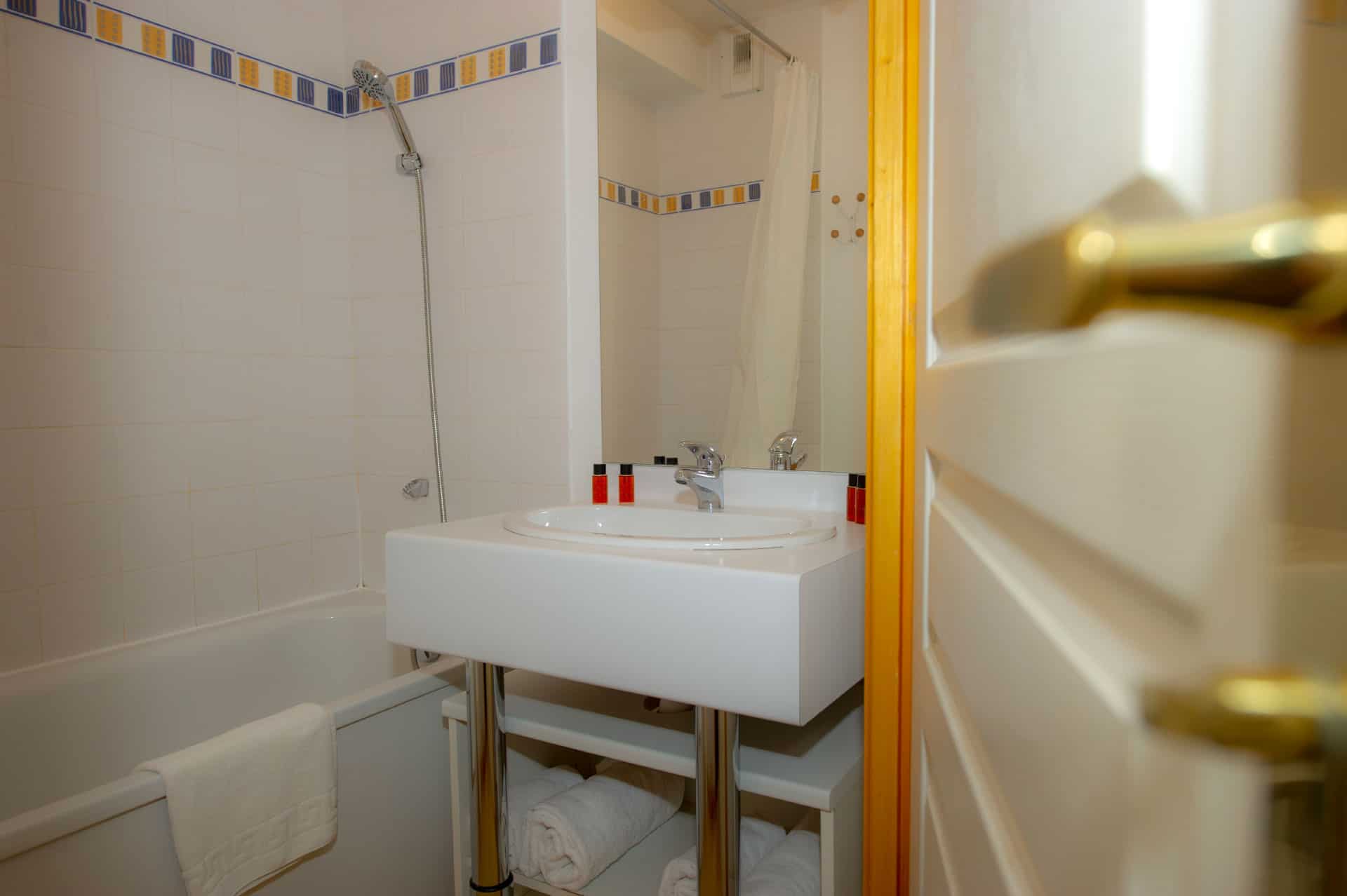 Exemple d'une salle de bain dans la résidence de vacances Goélia Les Chalets de La Toussuire à La Toussuire Exemple d'une salle de bain dans la résidence de vacances Goélia Les Chalets de La Toussuire à La Toussuire