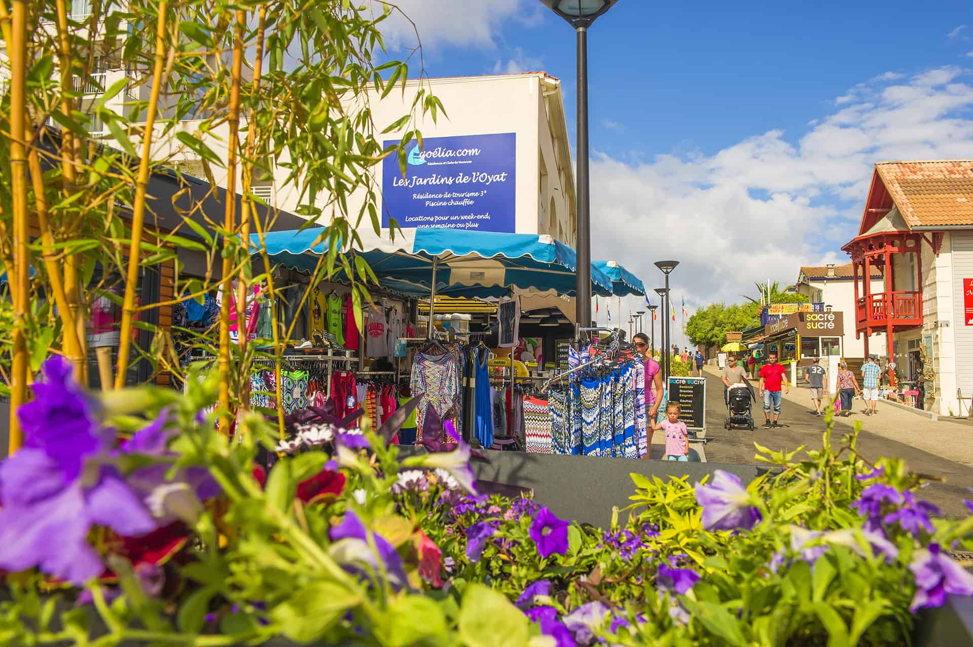 Les commerces au pied de la résidence de vacances Goélia Les Jardins de l'Oyat à Mimizan Plage Les commerces au pied de la résidence de vacances Goélia Les Jardins de l'Oyat à Mimizan Plage
