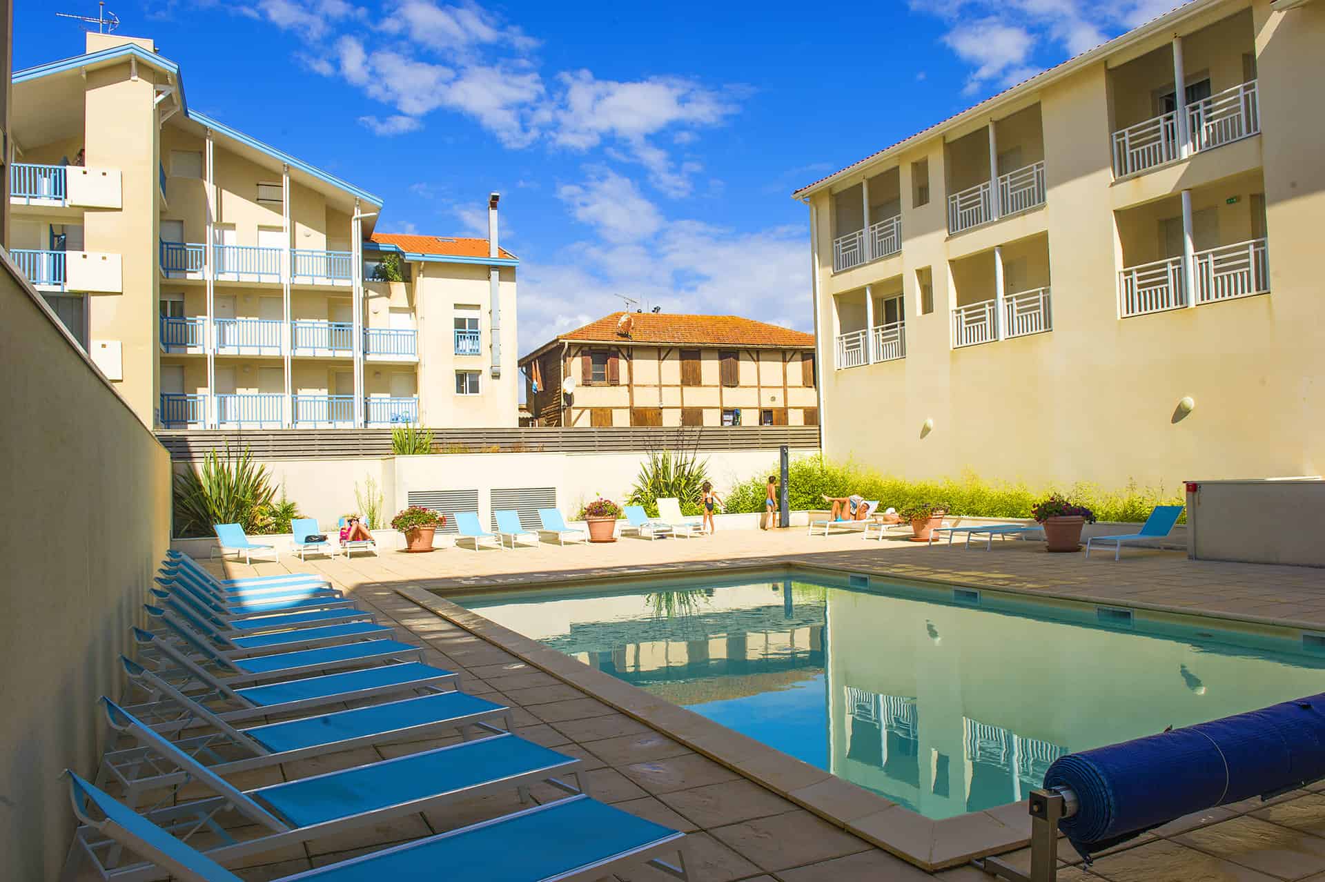 Piscine extérieure de la résidence de vacances Goélia Les jardins de l'Oyat à Mimizan Plage Piscine extérieure de la résidence de vacances Goélia Les jardins de l'Oyat à Mimizan Plage