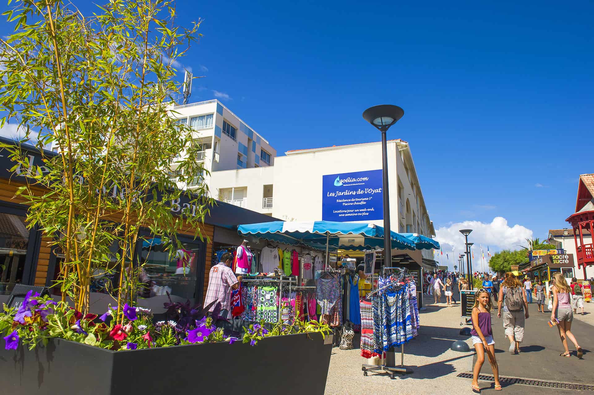 Les commerces au pied de la résidence de vacances Goélia Les Jardins de l'Oyat à Mimizan Plage Les commerces au pied de la résidence de vacances Goélia Les Jardins de l'Oyat à Mimizan Plage
