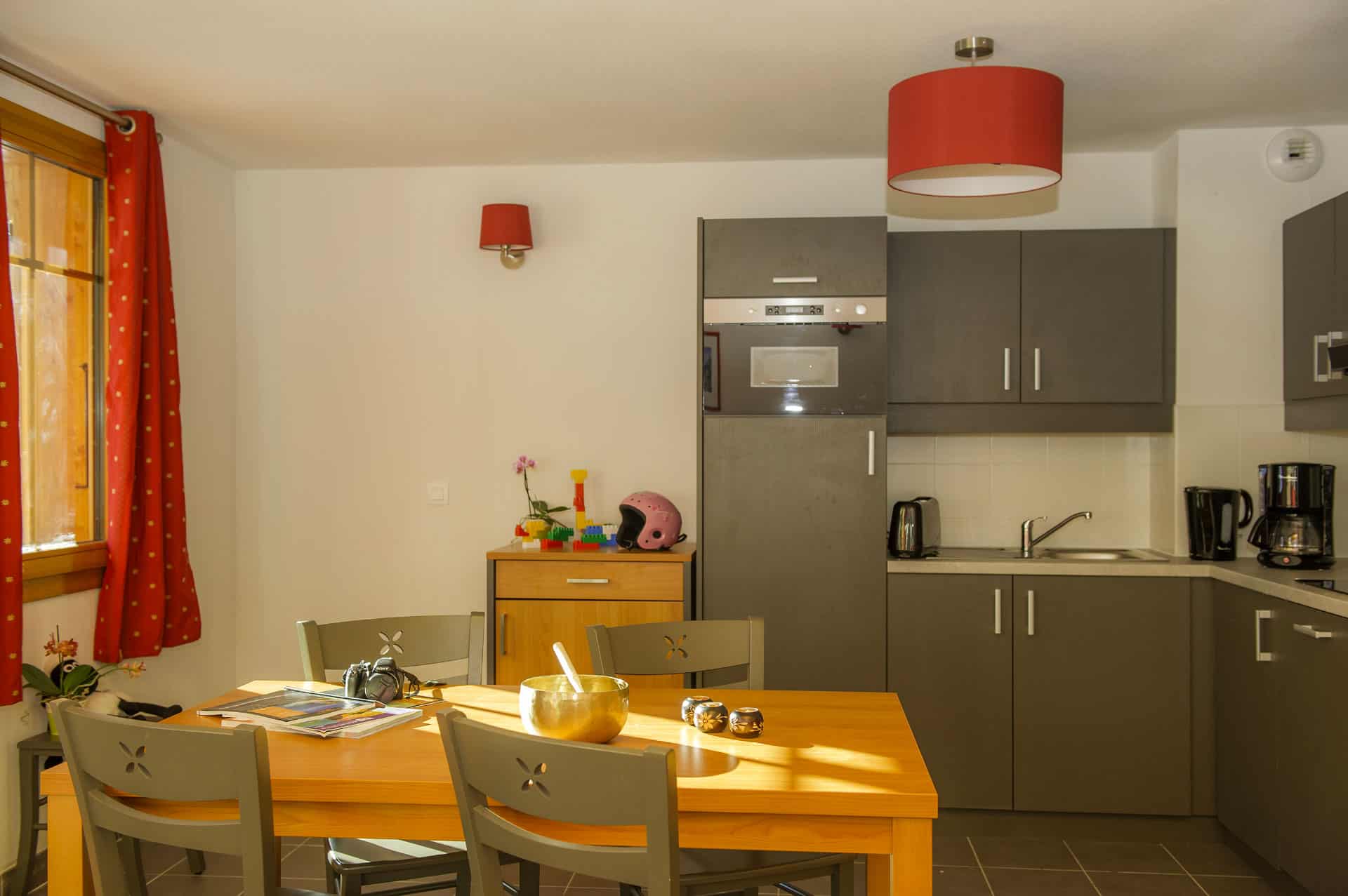 Example of a living room with a kitchen in the vacation residence Goélia Les Chalets de Belledonne in St Colomban Les Sybelles Example of a living room with a kitchen in the vacation residence Goélia Les Chalets de Belledonne in St Colomban Les Sybelles