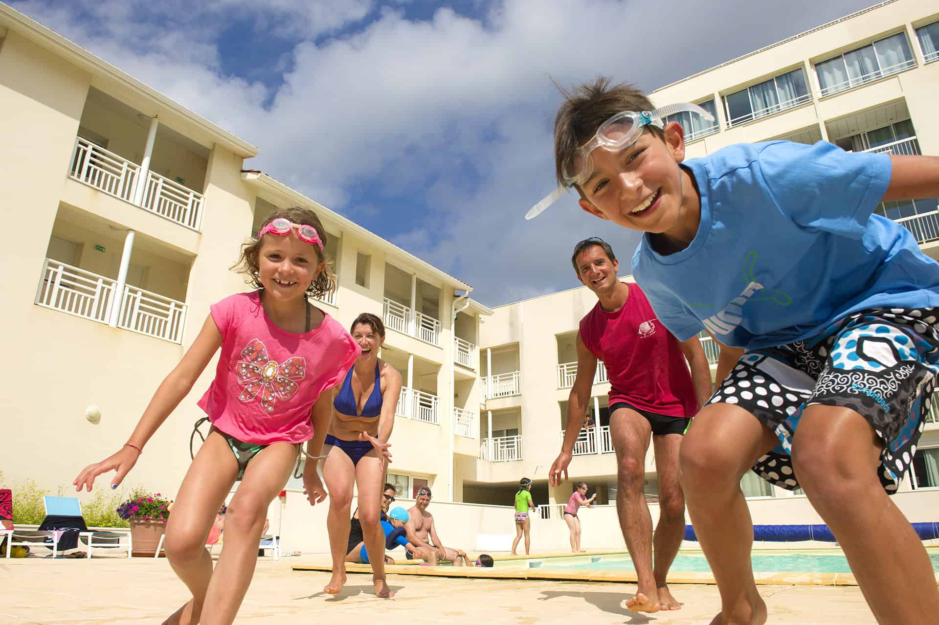 Piscine chauffée de la résidence Goélia Les Jardins de l'Oyat à Mimizan plage Piscine chauffée de la résidence Goélia Les Jardins de l'Oyat à Mimizan plage