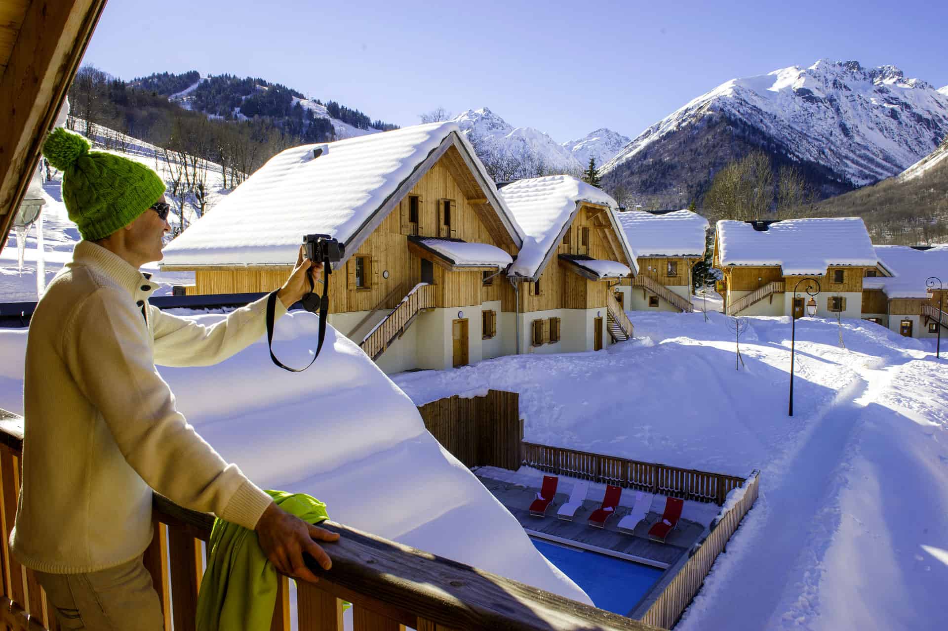 Vue d'un balcon dans la résidence de vacances Goélia Les Chalets de Belledonne à St Colomban Les Sybelles Vue d'un balcon dans la résidence de vacances Goélia Les Chalets de Belledonne à St Colomban Les Sybelles