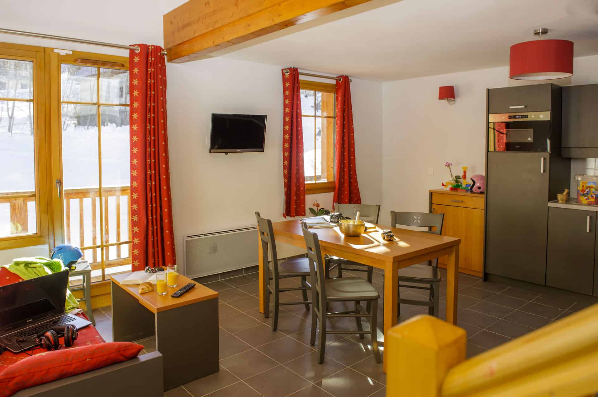 Exemple de salon avec kitchenette dans la résidence de vacances Goélia Les Chalets de Belledonne à St Colomban Les Sybelles Exemple de salon avec kitchenette dans la résidence de vacances Goélia Les Chalets de Belledonne à St Colomban Les Sybelles