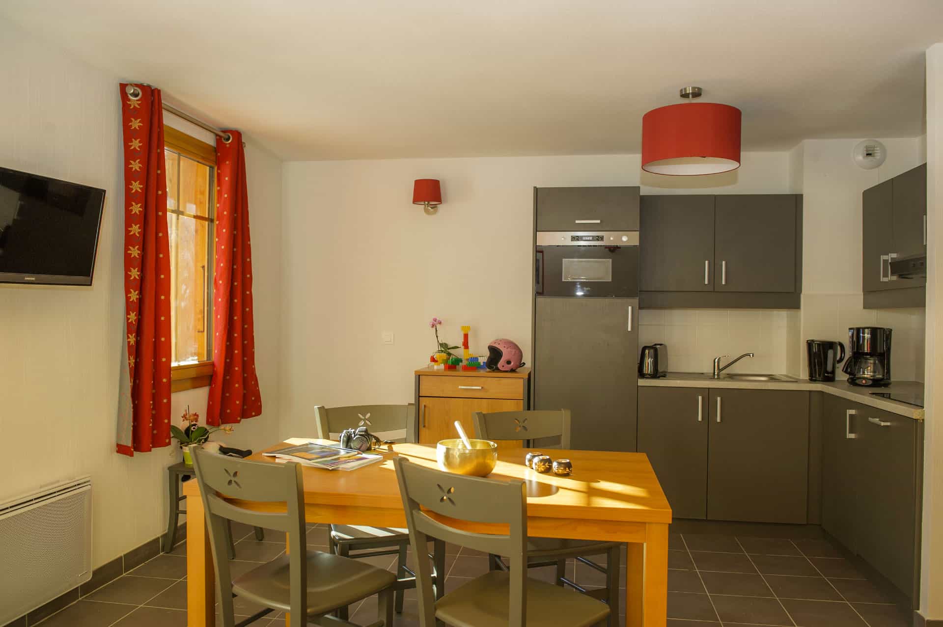 Exemple de salon avec kitchenette dans la résidence de vacances Goélia Les Chalets de Belledonne à St Colomban Les Sybelles Exemple de salon avec kitchenette dans la résidence de vacances Goélia Les Chalets de Belledonne à St Colomban Les Sybelles