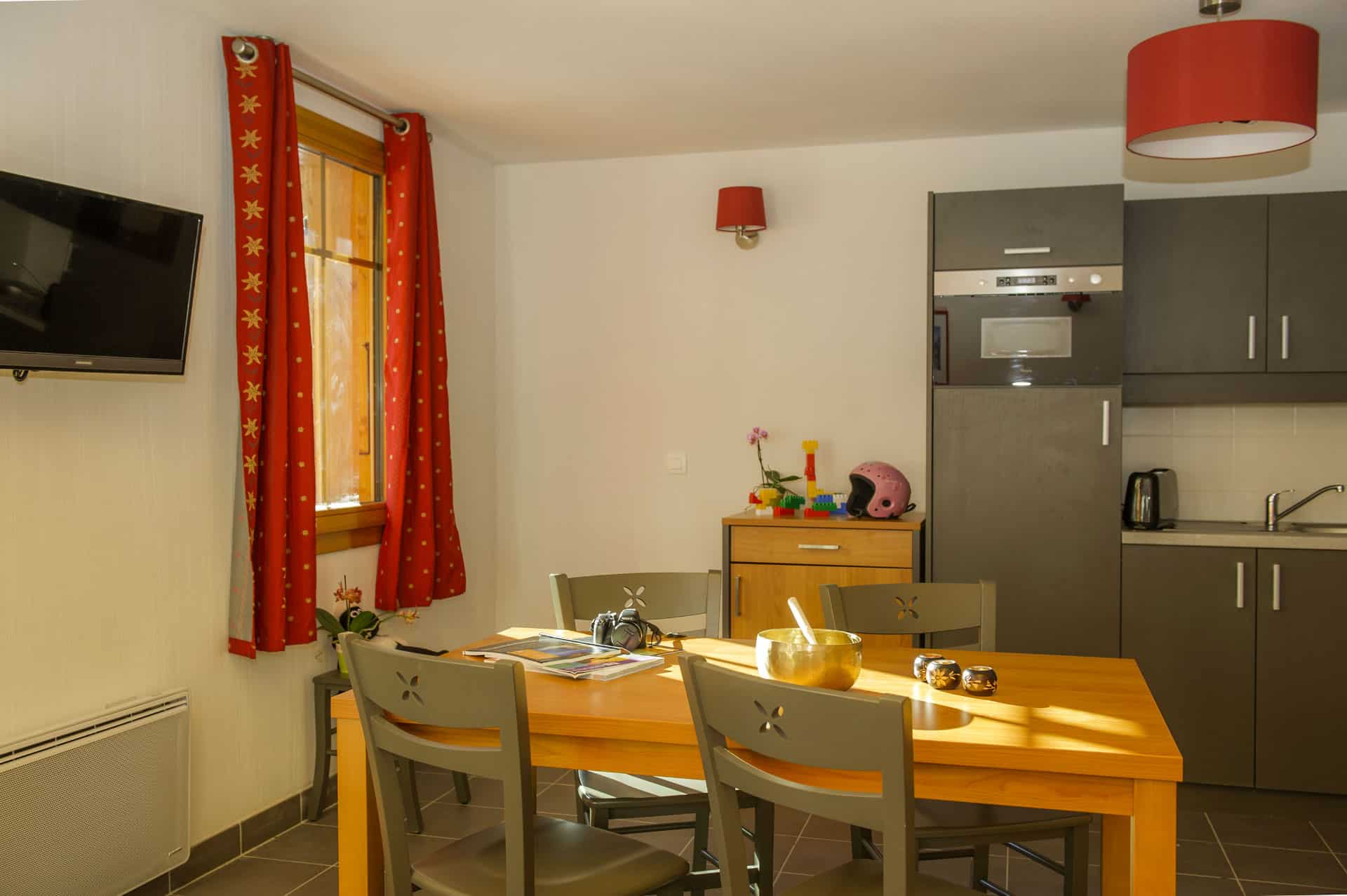 Exemple de salon avec kitchenette dans la résidence de vacances Goélia Les Chalets de Belledonne à St Colomban Les Sybelles Exemple de salon avec kitchenette dans la résidence de vacances Goélia Les Chalets de Belledonne à St Colomban Les Sybelles