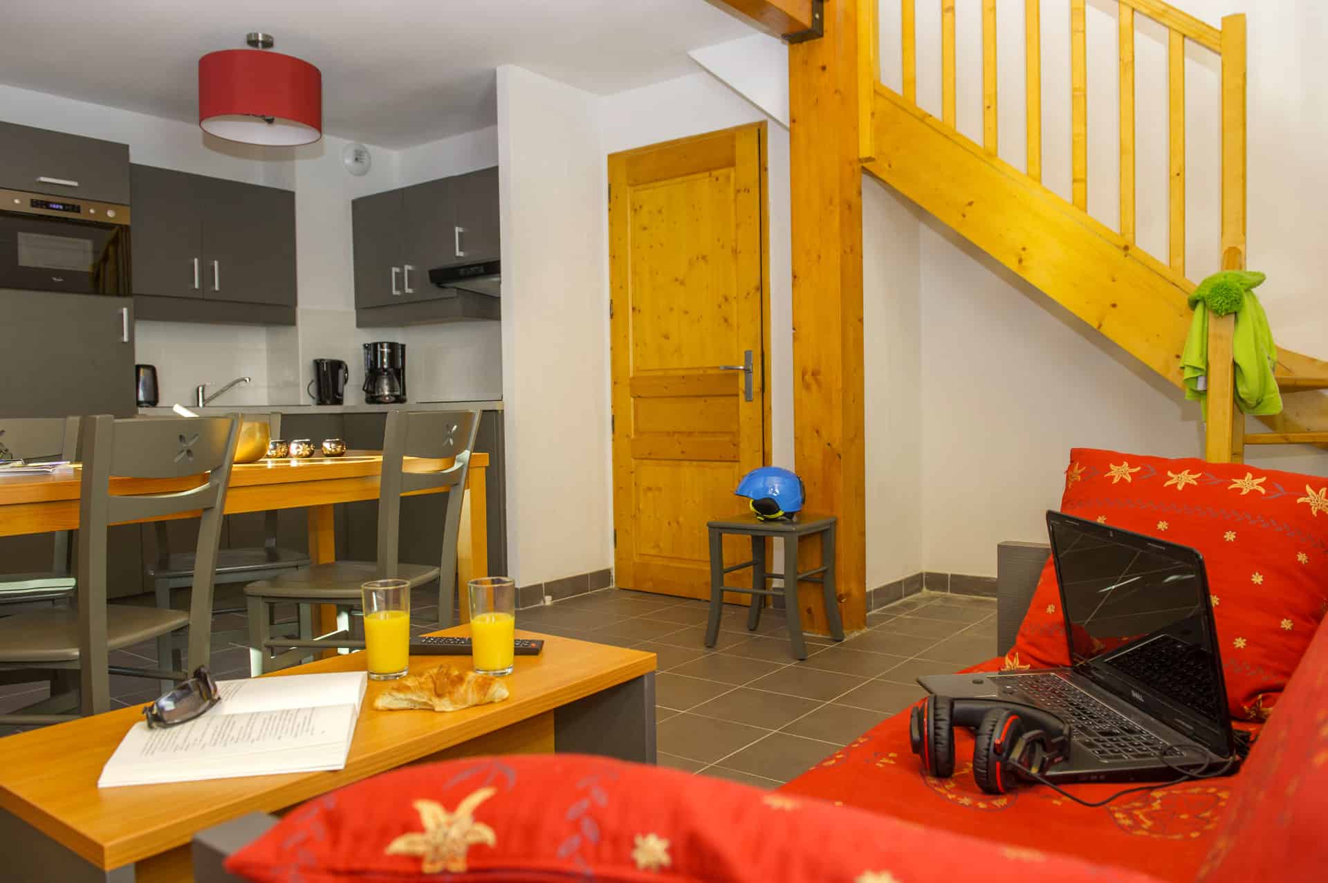 Exemple de salon avec kitchenette dans la résidence de vacances Goélia Les Chalets de Belledonne à St Colomban Les Sybelles Exemple de salon avec kitchenette dans la résidence de vacances Goélia Les Chalets de Belledonne à St Colomban Les Sybelles