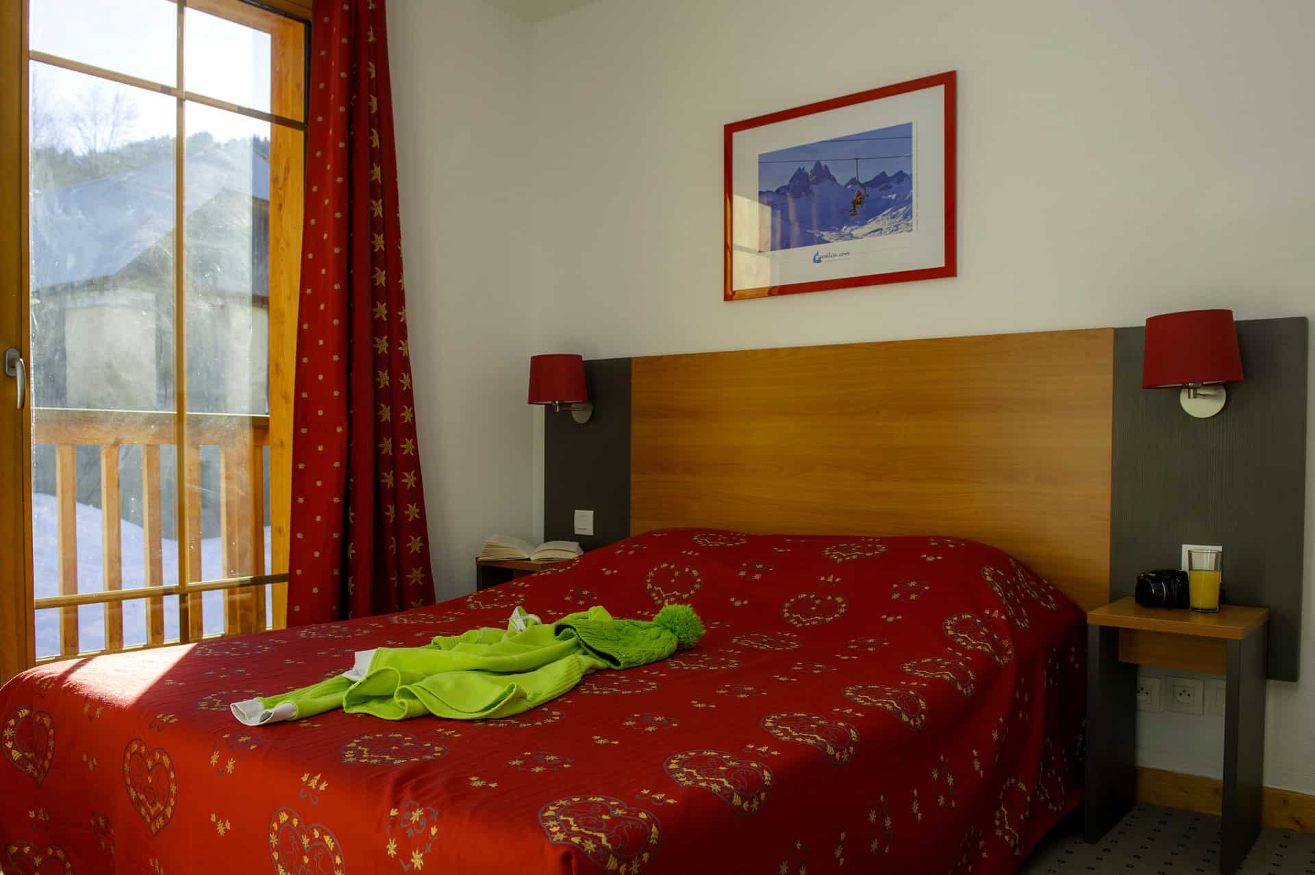 Exemple de chambre avec un lit double dans la résidence de vacances Goélia Les Chalets de Belledonne à St Colomban Les Sybelles Exemple de chambre avec un lit double dans la résidence de vacances Goélia Les Chalets de Belledonne à St Colomban Les Sybelles