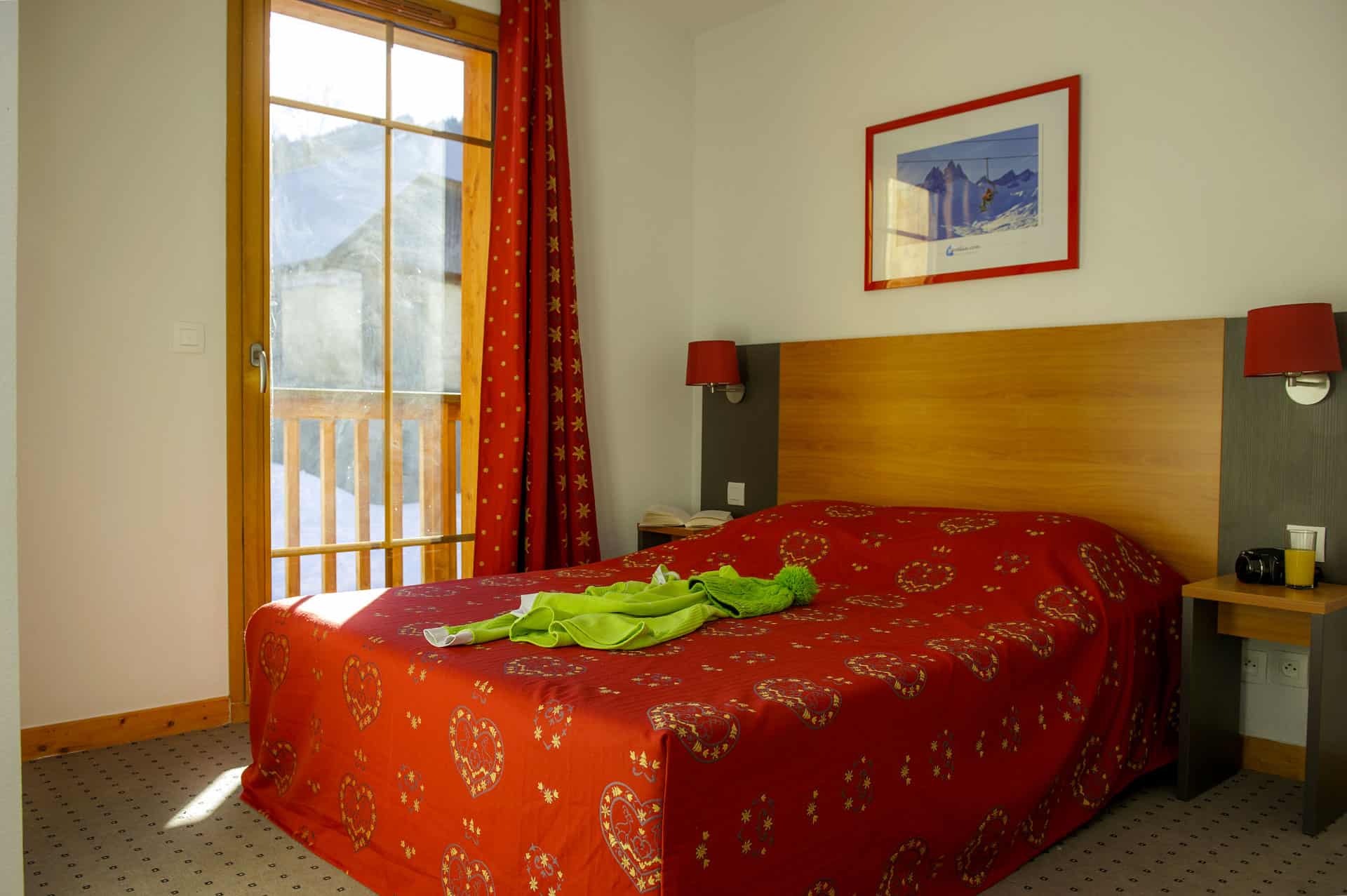Exemple de chambre avec un lit double dans la résidence de vacances Goélia Les Chalets de Belledonne à St Colomban Les Sybelles Exemple de chambre avec un lit double dans la résidence de vacances Goélia Les Chalets de Belledonne à St Colomban Les Sybelles