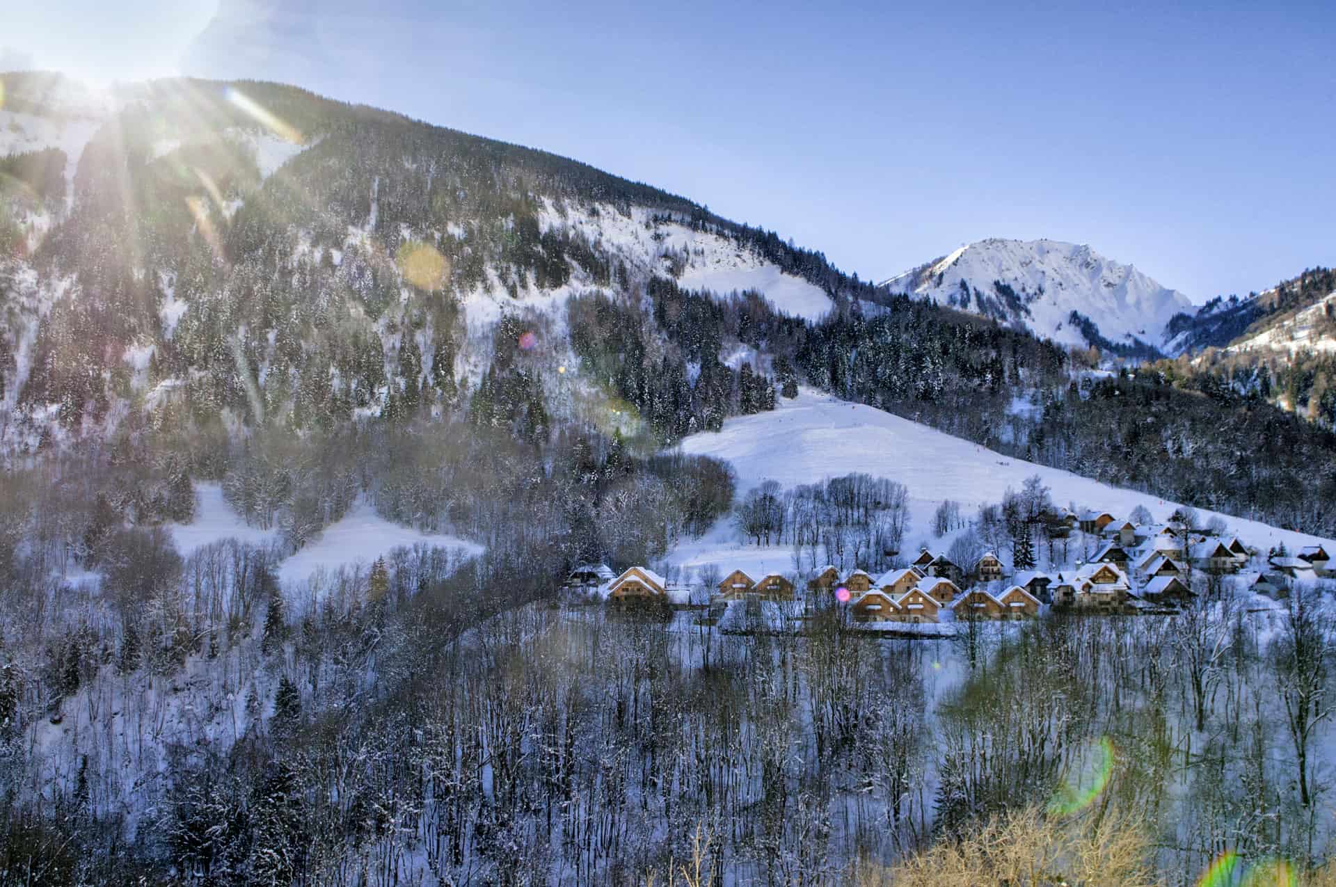 Paysages autour de la résidence de vacances Goélia Les Chalets de Belledonne à St Colomban Les Sybelles Paysages autour de la résidence de vacances Goélia Les Chalets de Belledonne à St Colomban Les Sybelles