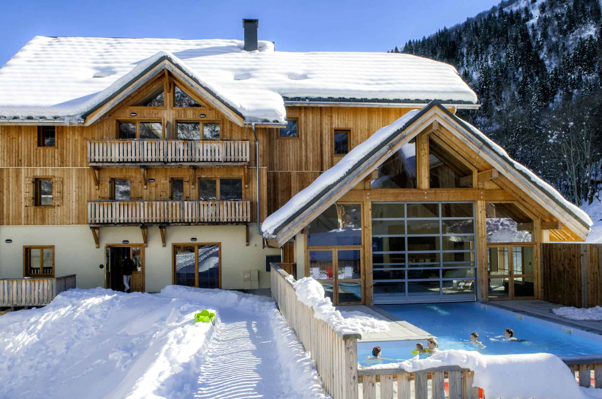 Piscine extérieure intérieure chauffée de la résidence de vacances Goélia Les Chalets de Belledonne à St Colomban Les Sybelles Piscine extérieure intérieure chauffée de la résidence de vacances Goélia Les Chalets de Belledonne à St Colomban Les Sybelles