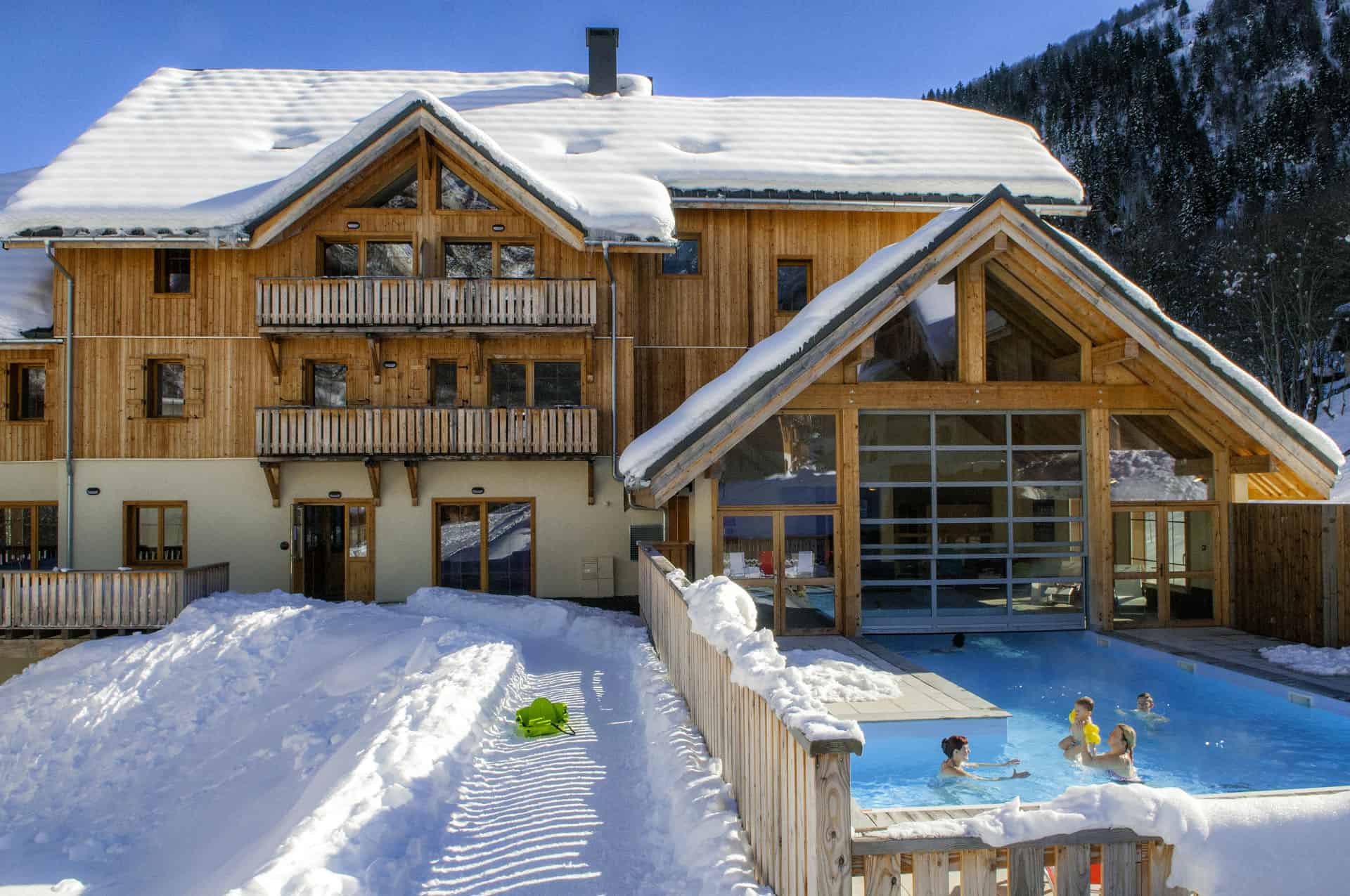 Piscine extérieure intérieure chauffée de la résidence de vacances Goélia Les Chalets de Belledonne à St Colomban Les Sybelles Piscine extérieure intérieure chauffée de la résidence de vacances Goélia Les Chalets de Belledonne à St Colomban Les Sybelles