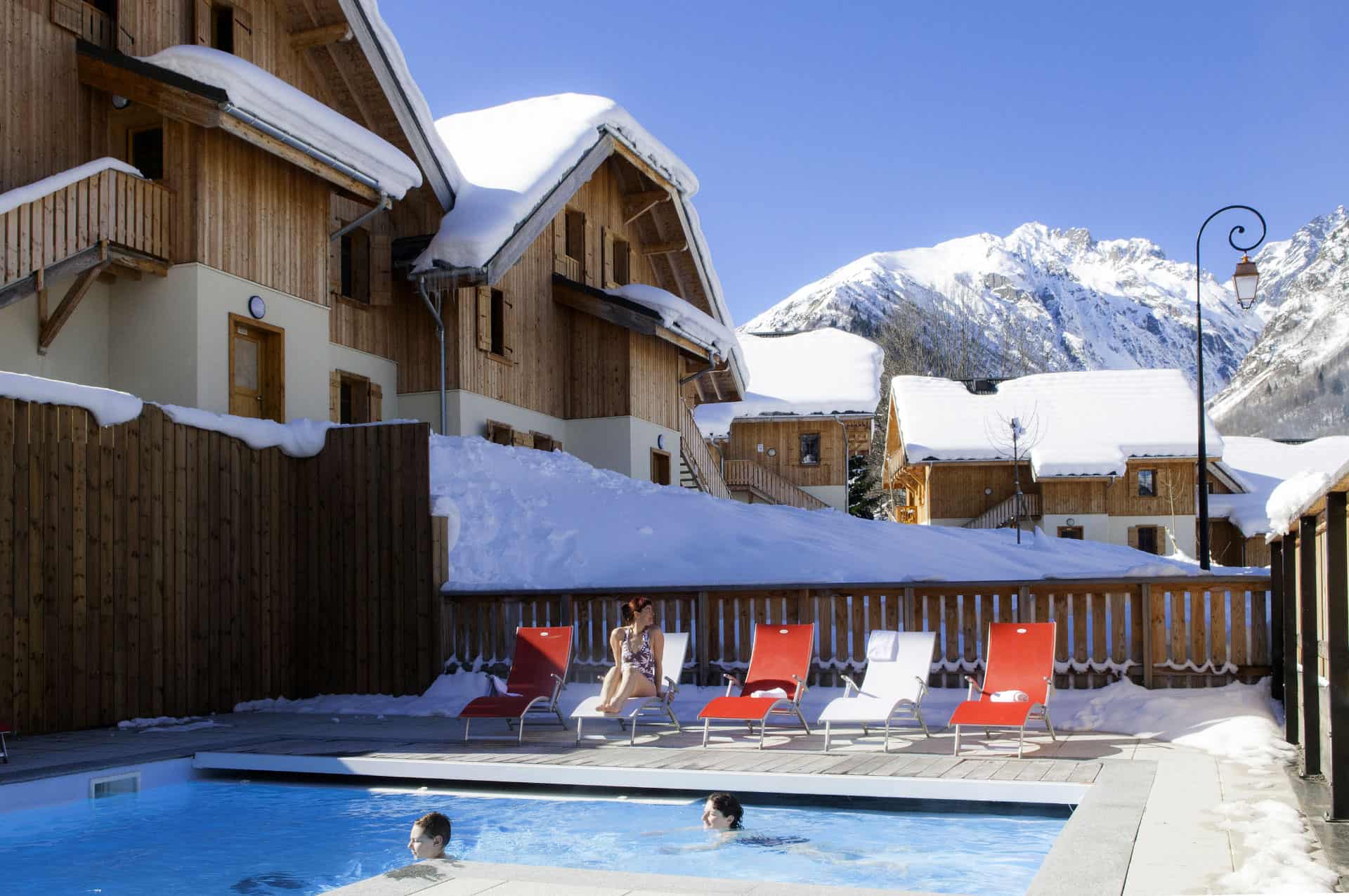 Piscine extérieure intérieure chauffée de la résidence de vacances Goélia Les Chalets de Belledonne à St Colomban Les Sybelles Piscine extérieure intérieure chauffée de la résidence de vacances Goélia Les Chalets de Belledonne à St Colomban Les Sybelles