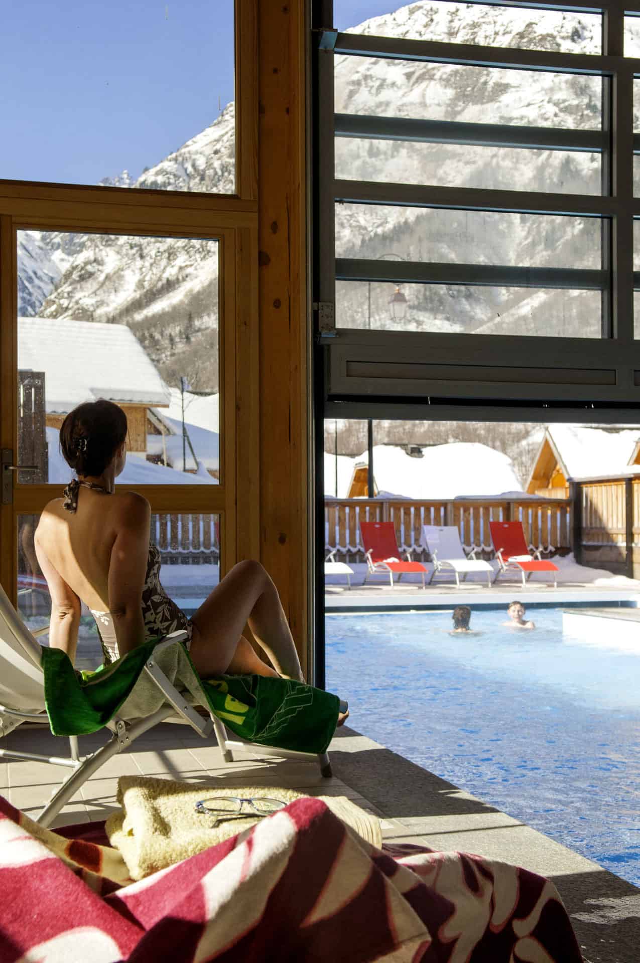 Piscine extérieure intérieure chauffée de la résidence de vacances Goélia Les Chalets de Belledonne à St Colomban Les Sybelles Piscine extérieure intérieure chauffée de la résidence de vacances Goélia Les Chalets de Belledonne à St Colomban Les Sybelles