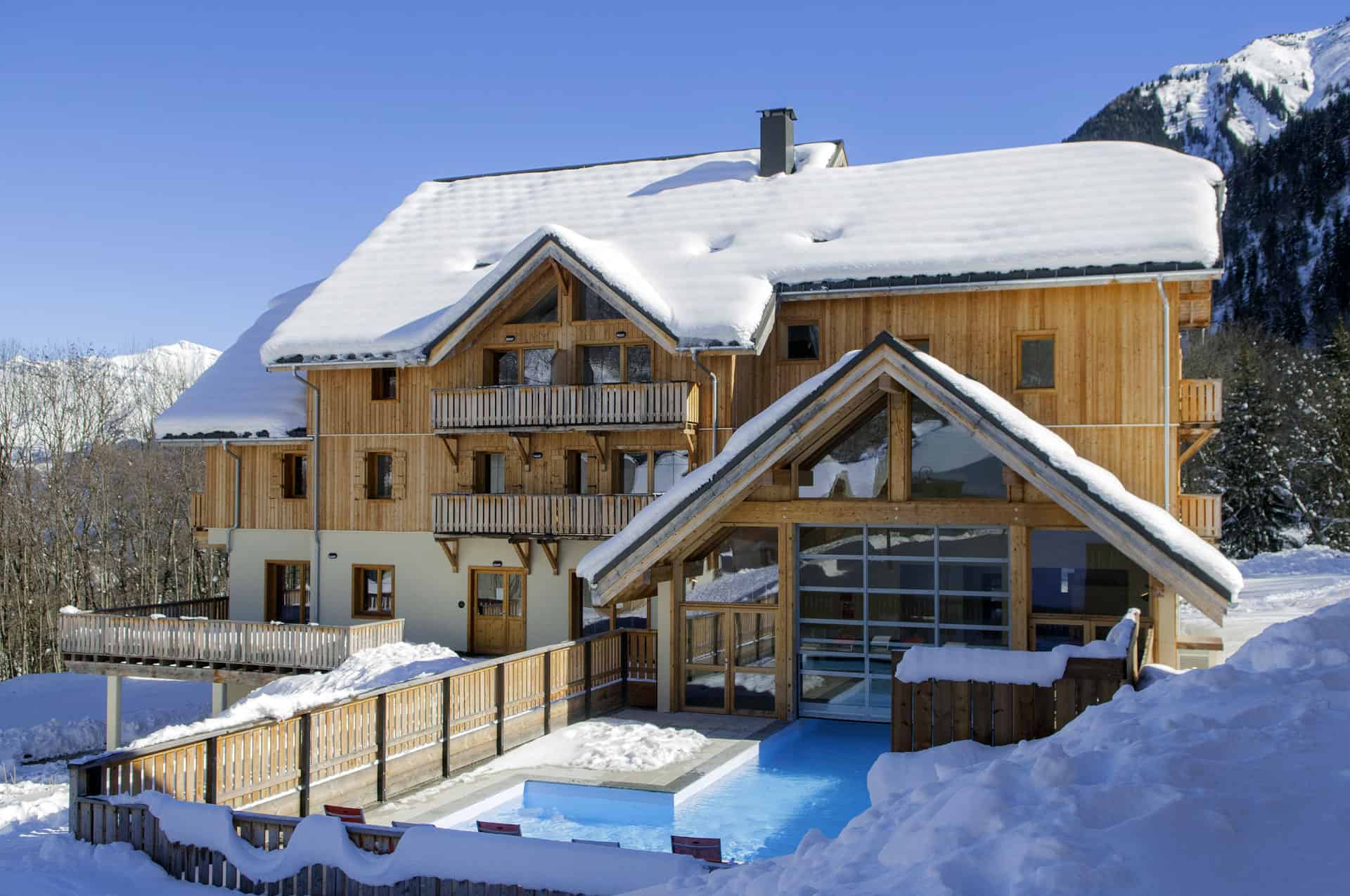 Piscine extérieure intérieure chauffée de la résidence de vacances Goélia Les Chalets de Belledonne à St Colomban Les Sybelles