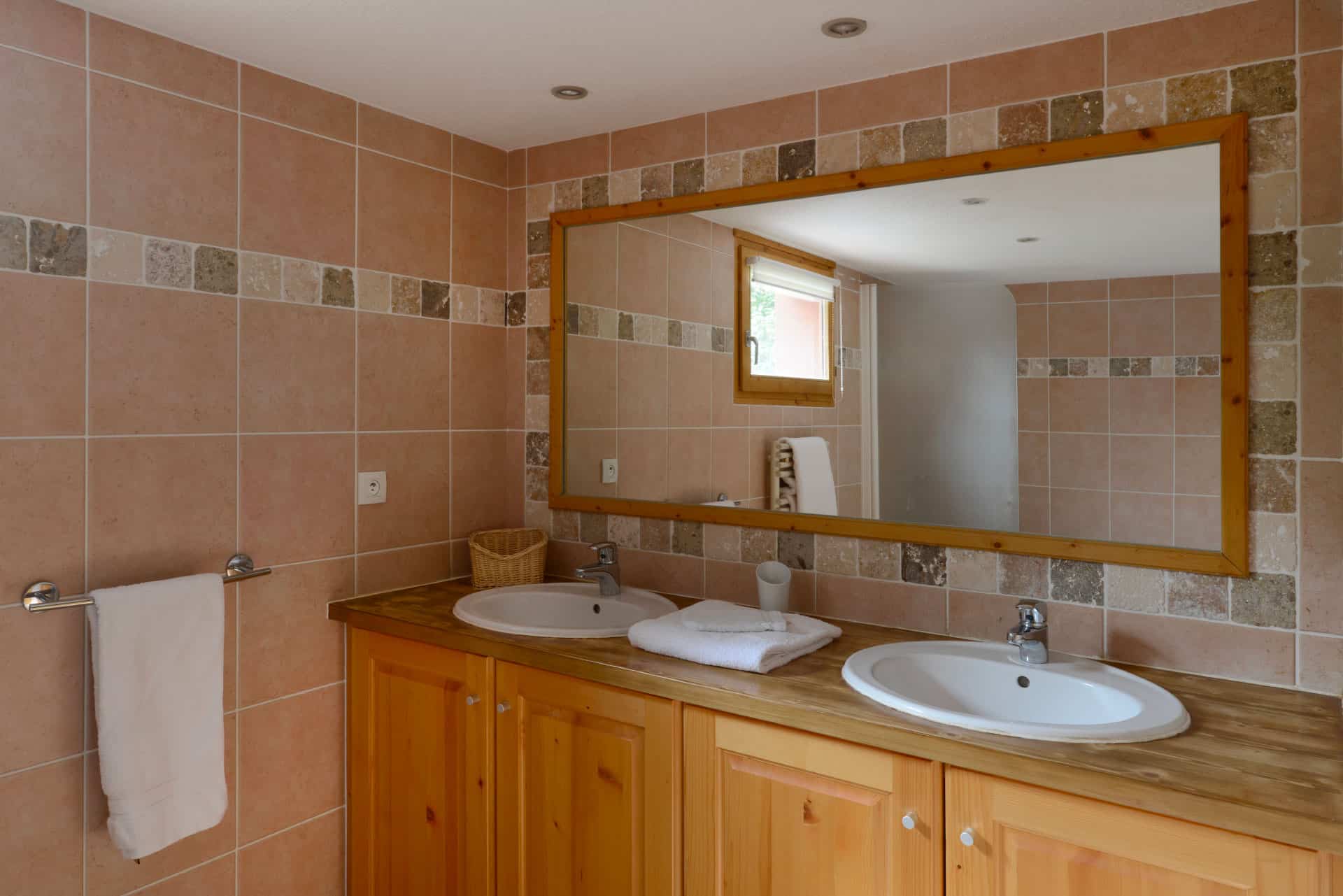 Exemple de salle de bain de la résidence de vacances Les Chalets des Deux Domaine à Peisey Vallandry, dans les Alpes du Nord Exemple de salle de bain de la résidence de vacances Les Chalets des Deux Domaine à Peisey Vallandry, dans les Alpes du Nord