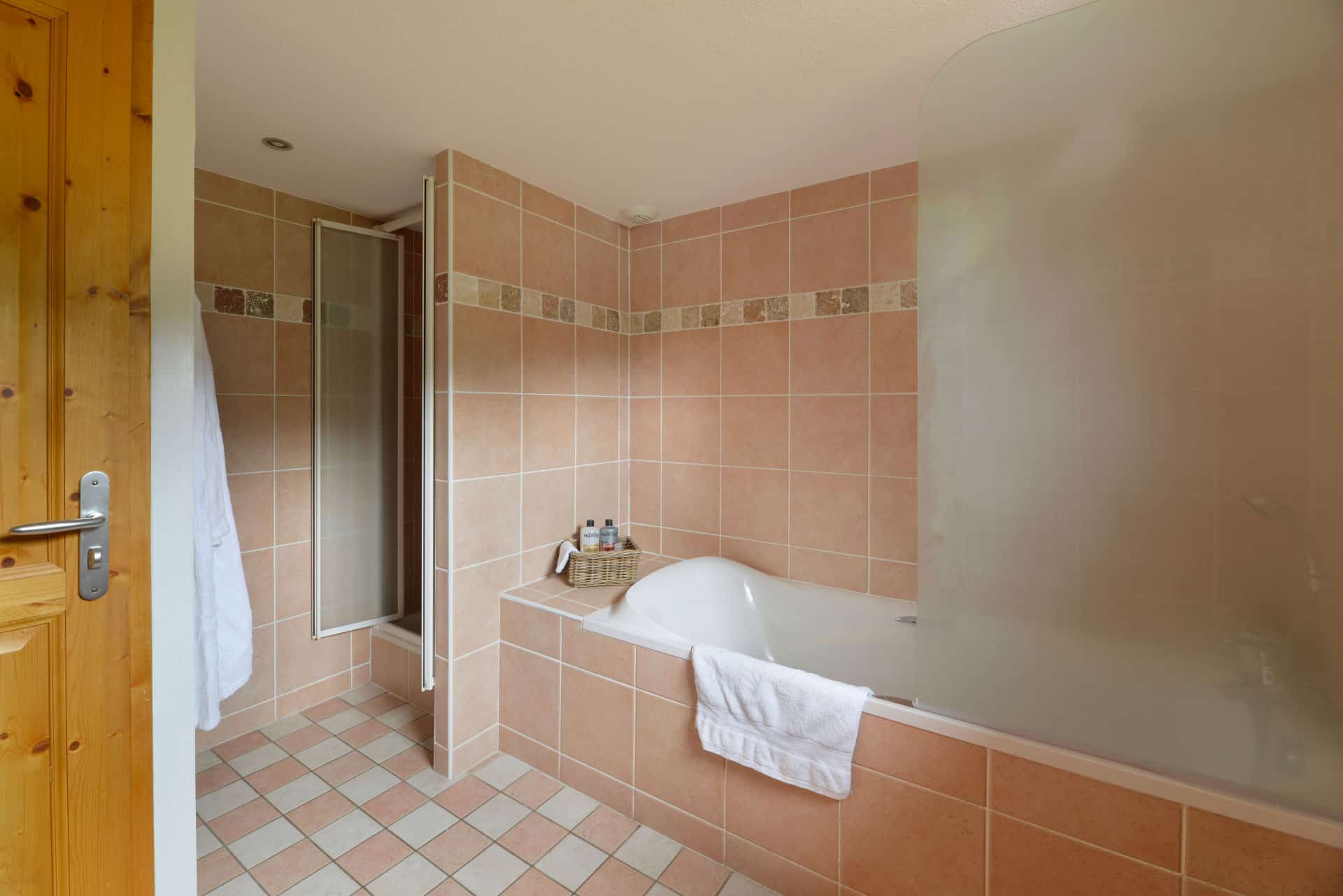 Exemple de salle de bain de la résidence de vacances Les Chalets des Deux Domaine à Peisey Vallandry, dans les Alpes du Nord Exemple de salle de bain de la résidence de vacances Les Chalets des Deux Domaine à Peisey Vallandry, dans les Alpes du Nord