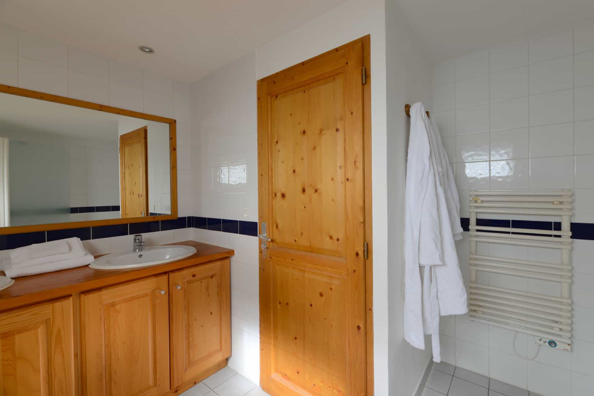 Exemple de salle de bain de la résidence de vacances Les Chalets des Deux Domaine à Peisey Vallandry, dans les Alpes du Nord Exemple de salle de bain de la résidence de vacances Les Chalets des Deux Domaine à Peisey Vallandry, dans les Alpes du Nord