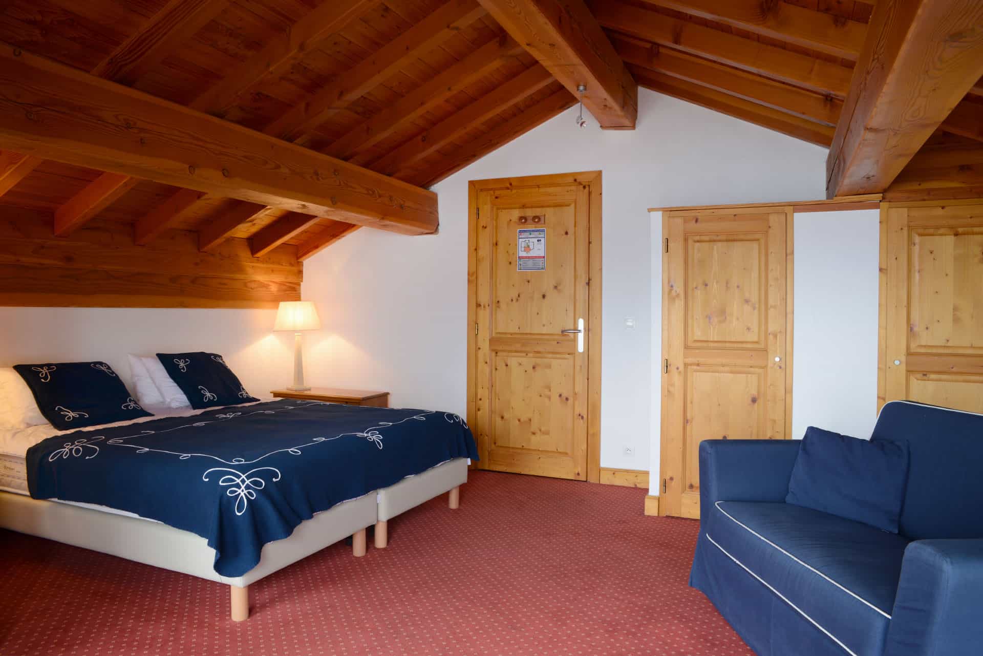 Exemple de chambre du chalet Renard de la résidence de vacances Les Chalets des Deux Domaine à Peisey Vallandry, dans les Alpes du Nord Exemple de chambre du chalet Renard de la résidence de vacances Les Chalets des Deux Domaine à Peisey Vallandry, dans les Alpes du Nord