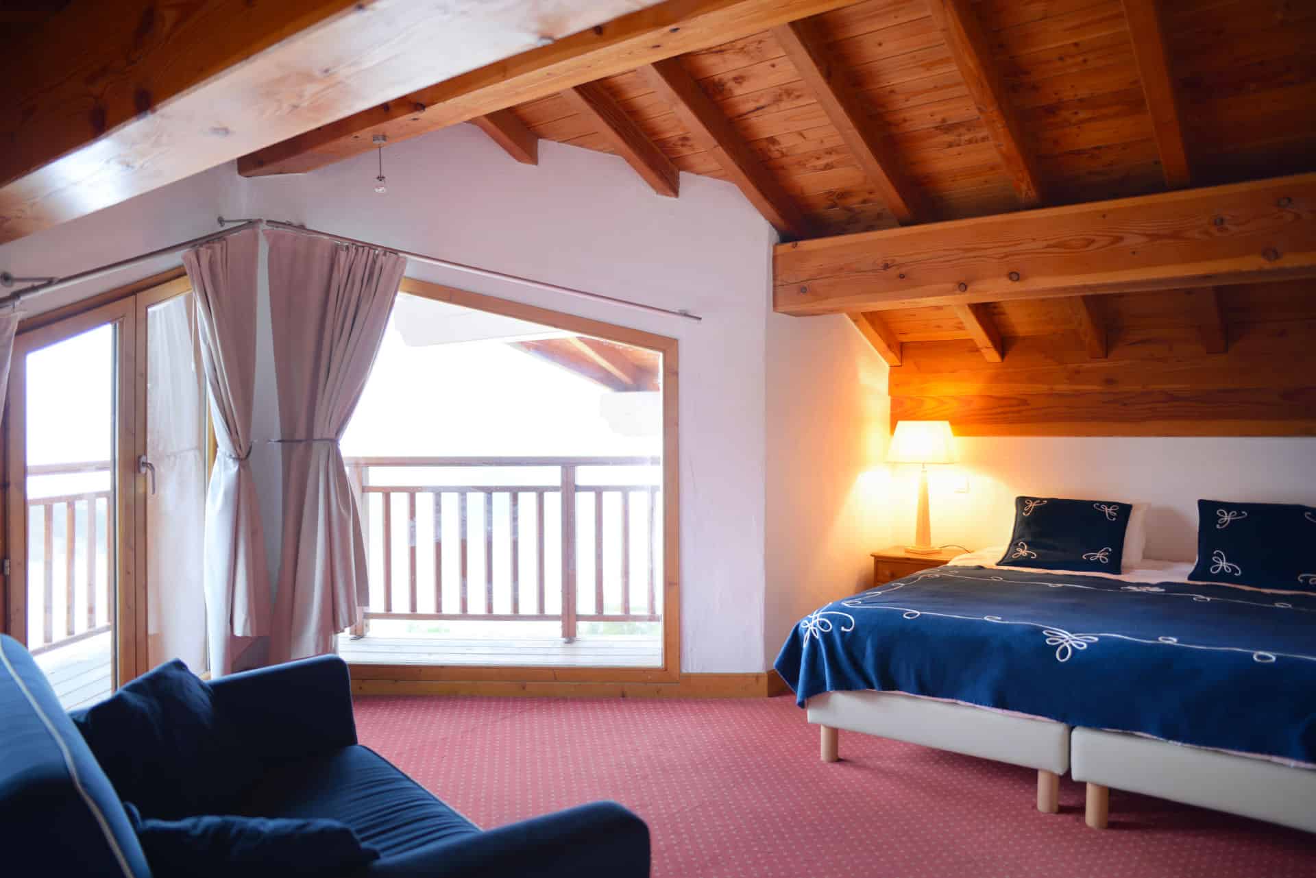 Exemple de chambre du chalet Renard de la résidence de vacances Les Chalets des Deux Domaine à Peisey Vallandry, dans les Alpes du Nord Exemple de chambre du chalet Renard de la résidence de vacances Les Chalets des Deux Domaine à Peisey Vallandry, dans les Alpes du Nord