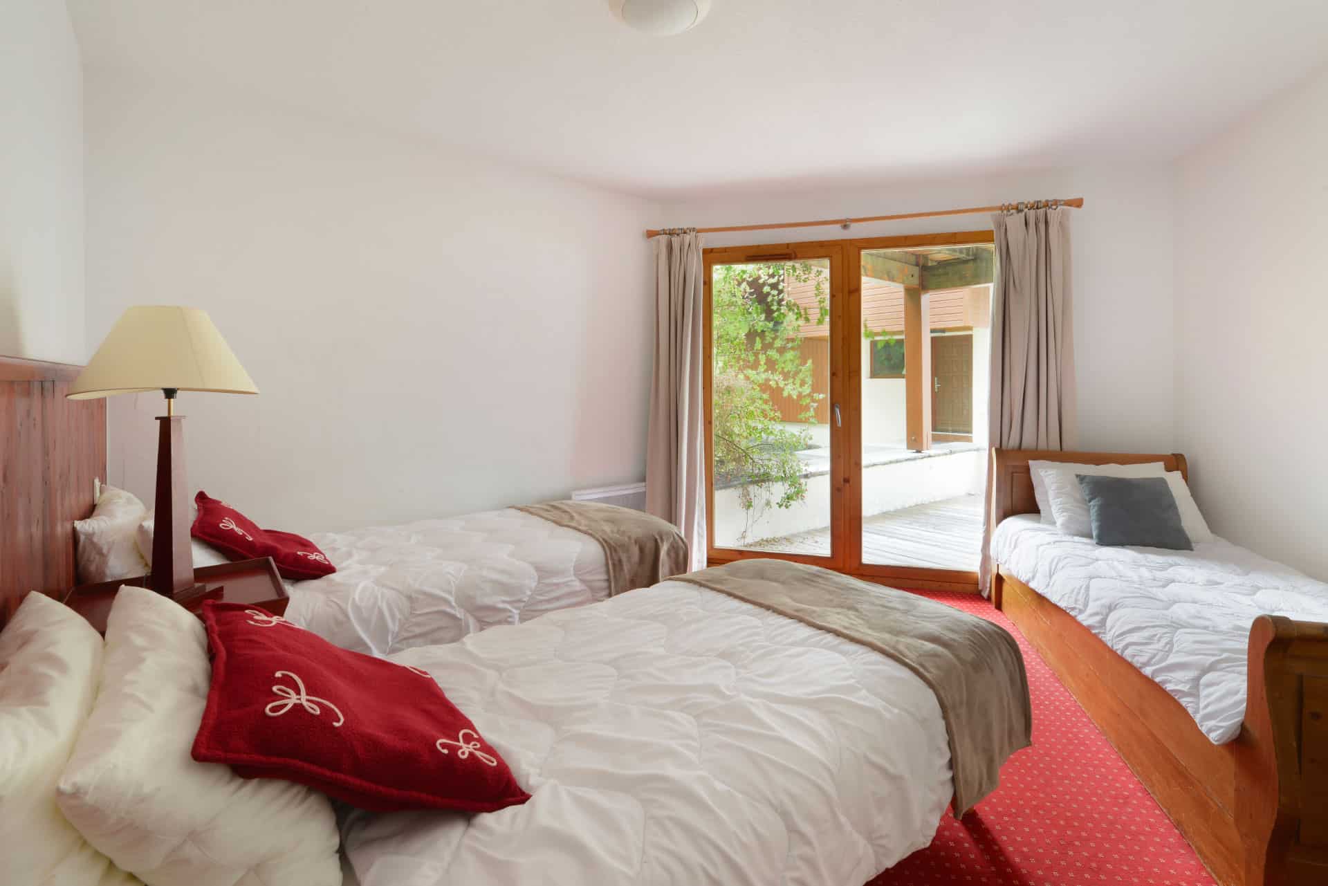 Exemple de chambre du chalet Renard de la résidence de vacances Les Chalets des Deux Domaine à Peisey Vallandry, dans les Alpes du Nord Exemple de chambre du chalet Renard de la résidence de vacances Les Chalets des Deux Domaine à Peisey Vallandry, dans les Alpes du Nord
