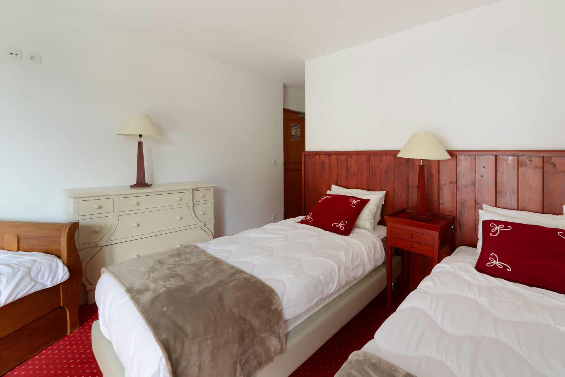 Exemple de chambre du chalet Renard de la résidence de vacances Les Chalets des Deux Domaine à Peisey Vallandry, dans les Alpes du Nord Exemple de chambre du chalet Renard de la résidence de vacances Les Chalets des Deux Domaine à Peisey Vallandry, dans les Alpes du Nord