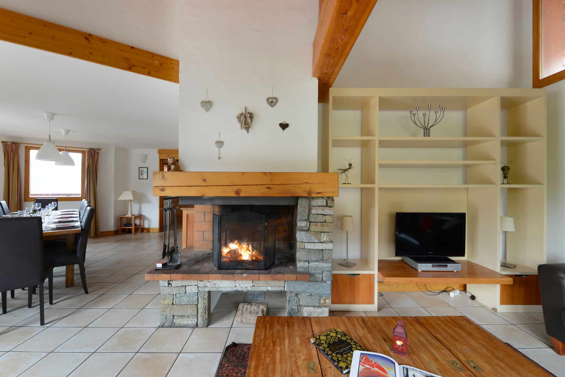 Exemple d'intérieur du chalet Renard de la résidence de vacances Les Chalets des Deux Domaine à Peisey Vallandry, dans les Alpes du Nord Exemple d'intérieur du chalet Renard de la résidence de vacances Les Chalets des Deux Domaine à Peisey Vallandry, dans les Alpes du Nord