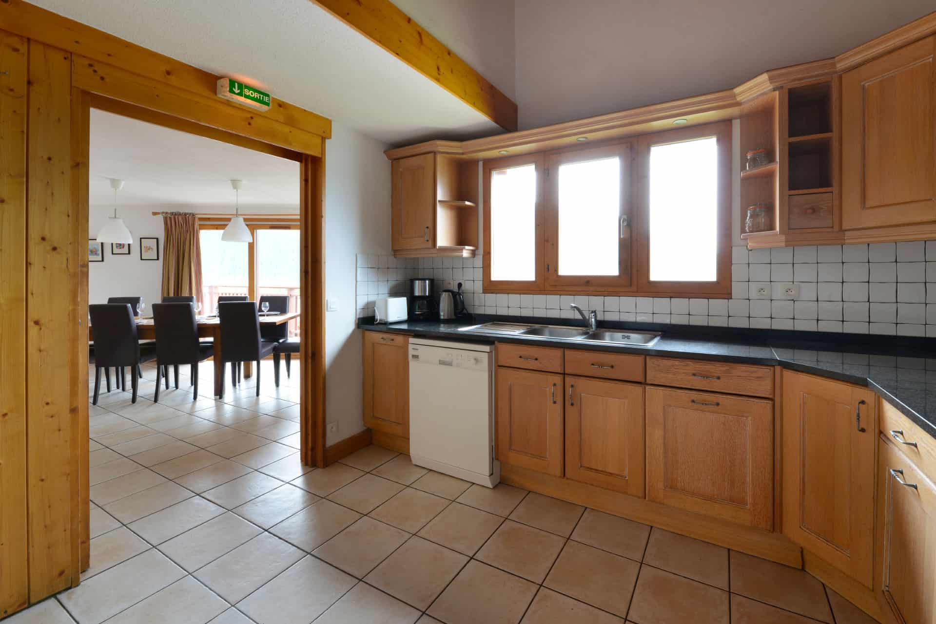 Exemple de cuisine du chalet Renard de la résidence de vacances Les Chalets des Deux Domaine à Peisey Vallandry, dans les Alpes du Nord Exemple de cuisine du chalet Renard de la résidence de vacances Les Chalets des Deux Domaine à Peisey Vallandry, dans les Alpes du Nord
